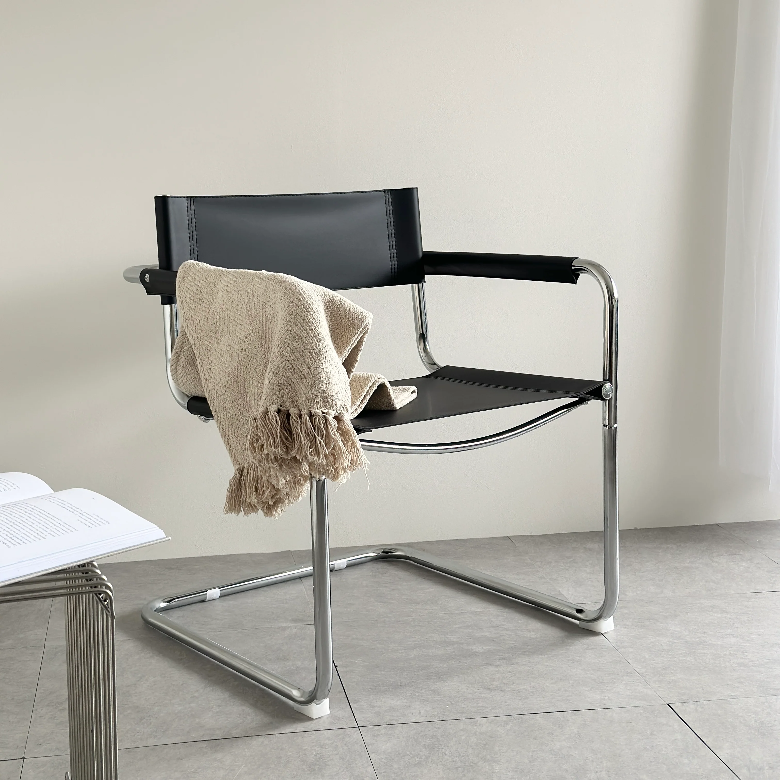 スタイリッシュカンティレバーチェア