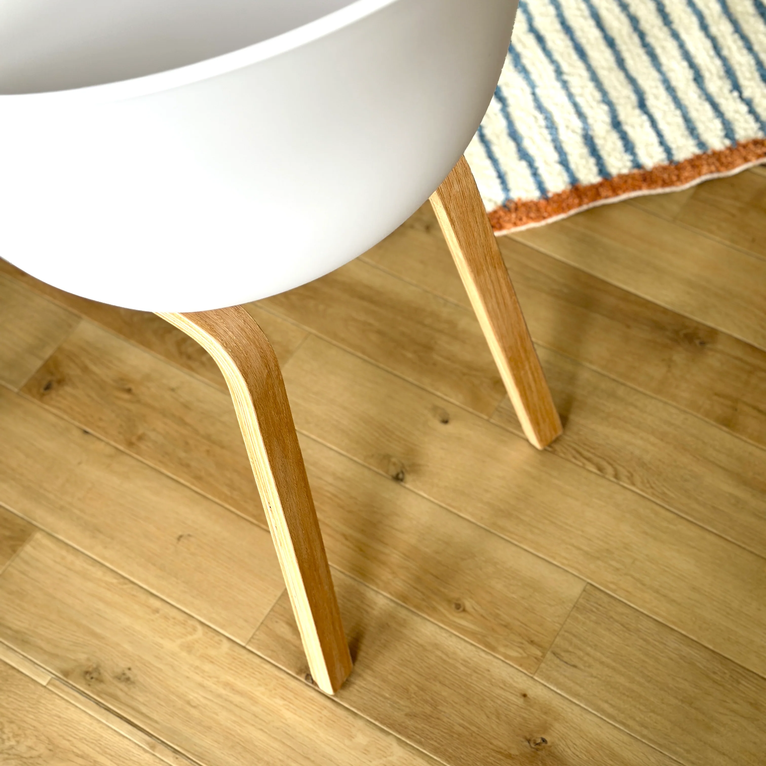 ウッド脚アームチェア