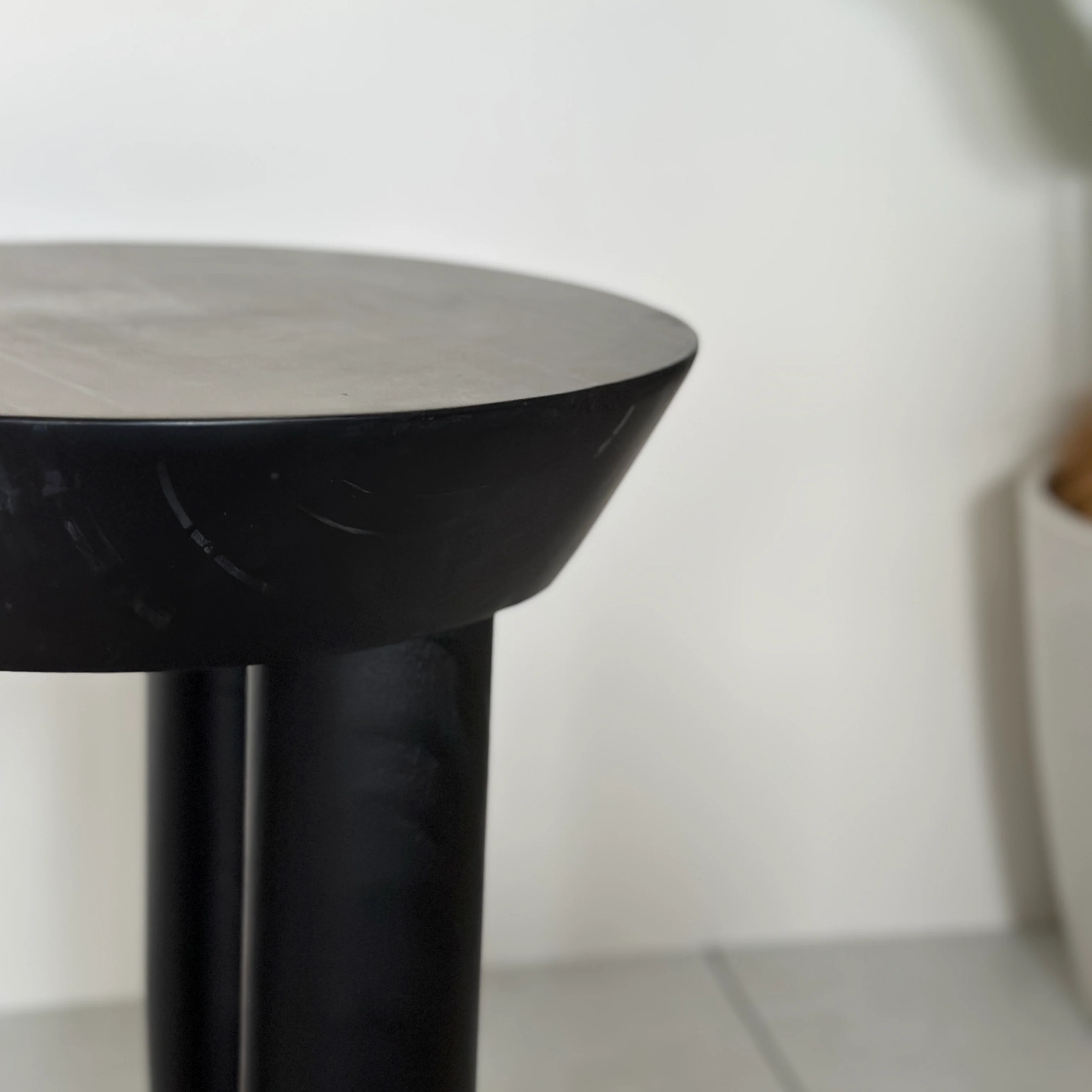 ぽってり脚ウッドスツール