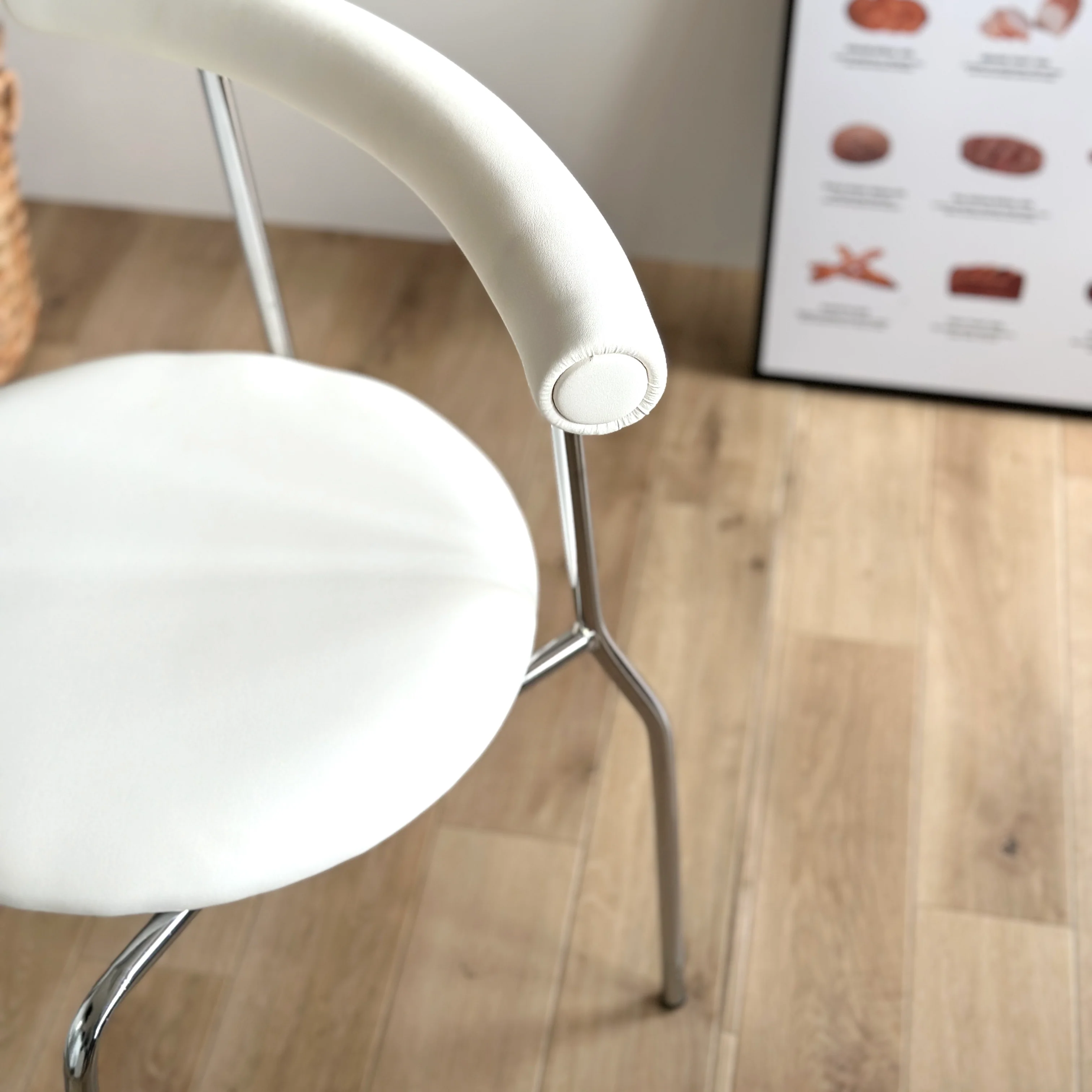 スタイリッシュスタッキングチェア