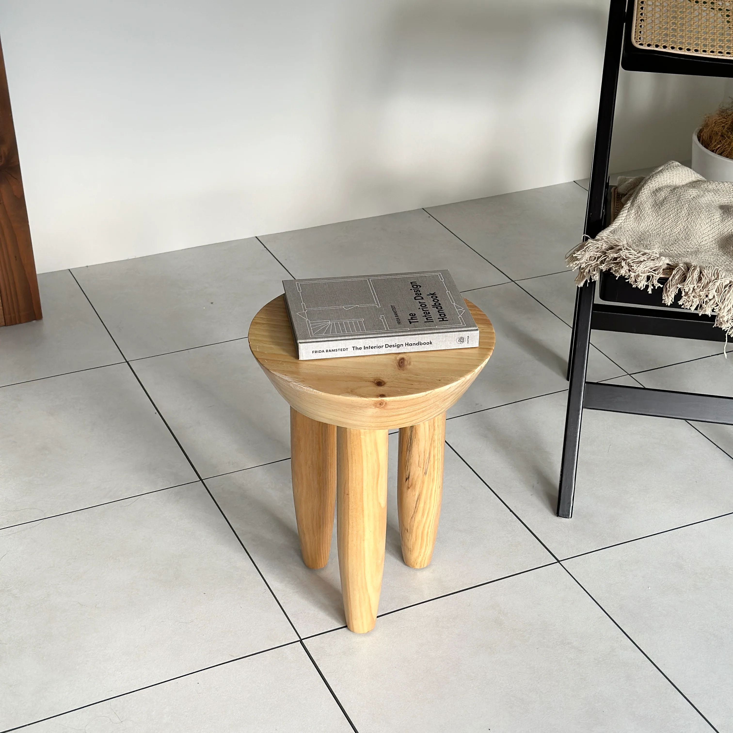 ぽってり脚ウッドスツール