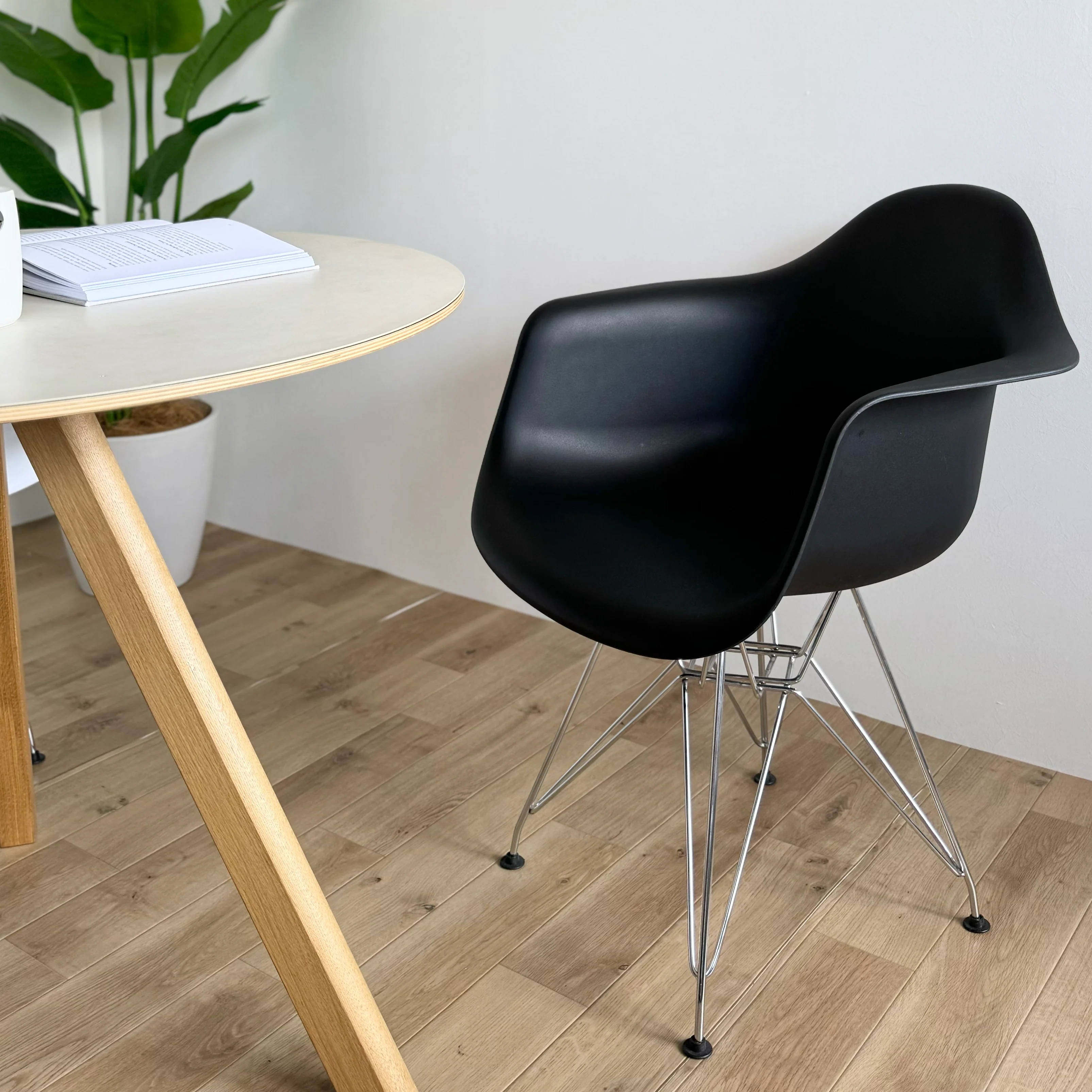 スチール脚チェア