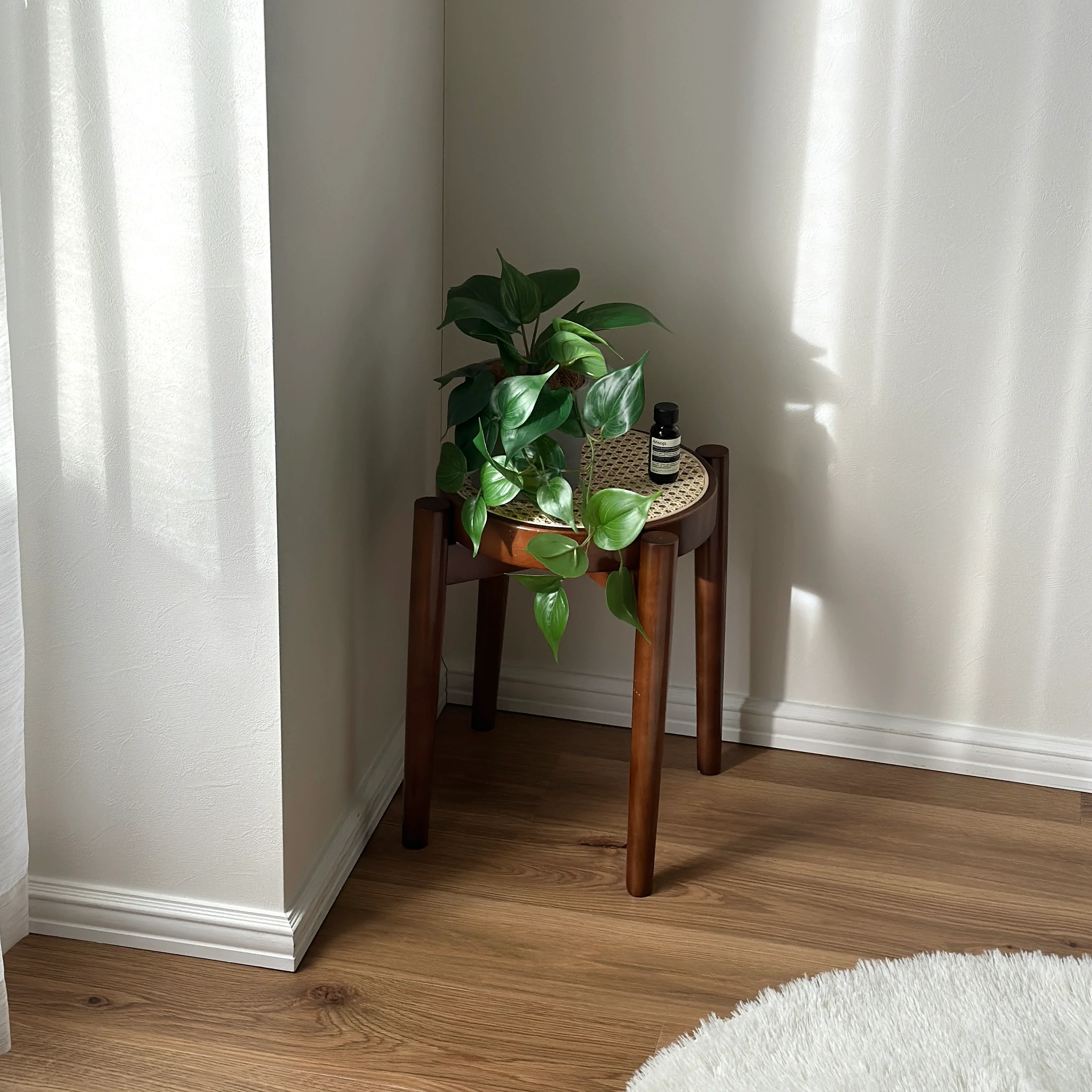 ラタンスツール