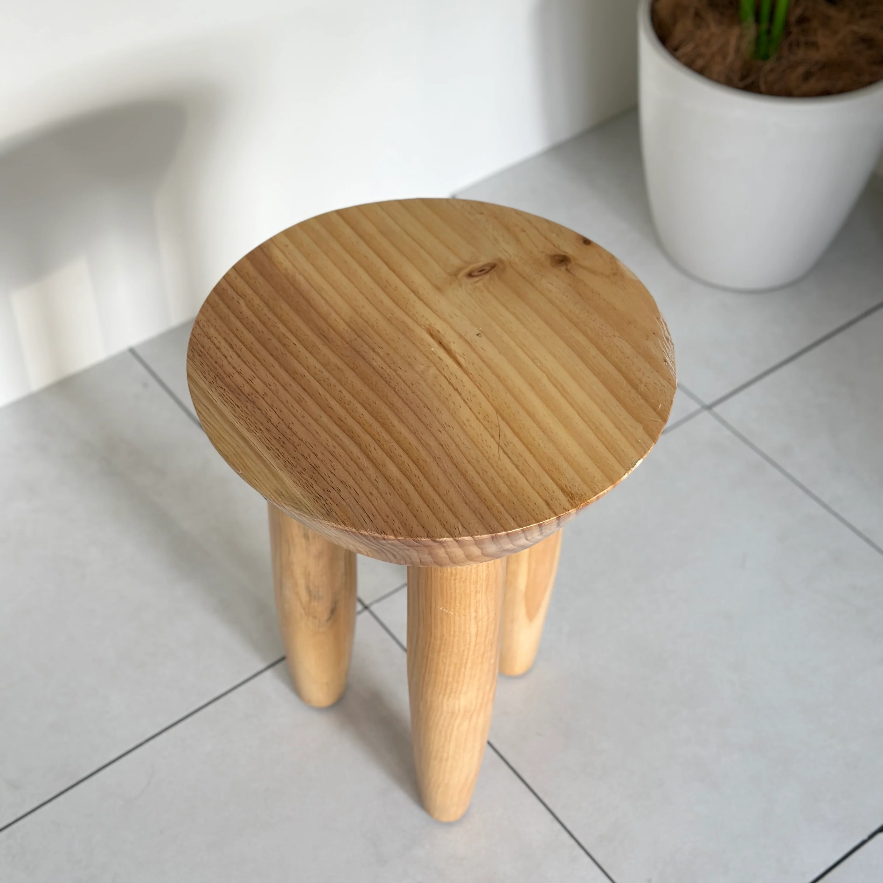ぽってり脚ウッドスツール