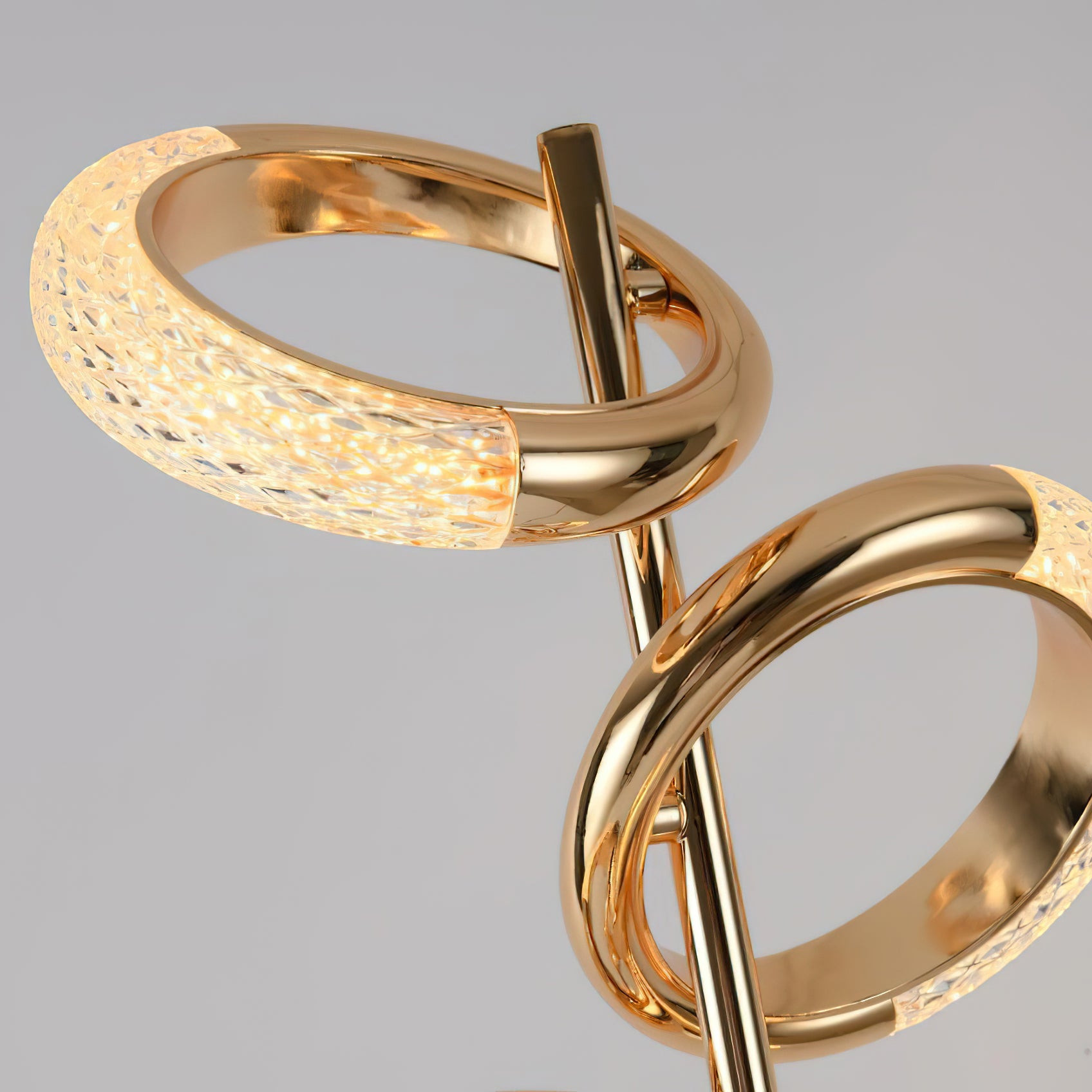 光沢のあるイヤリングのテーブルランプ