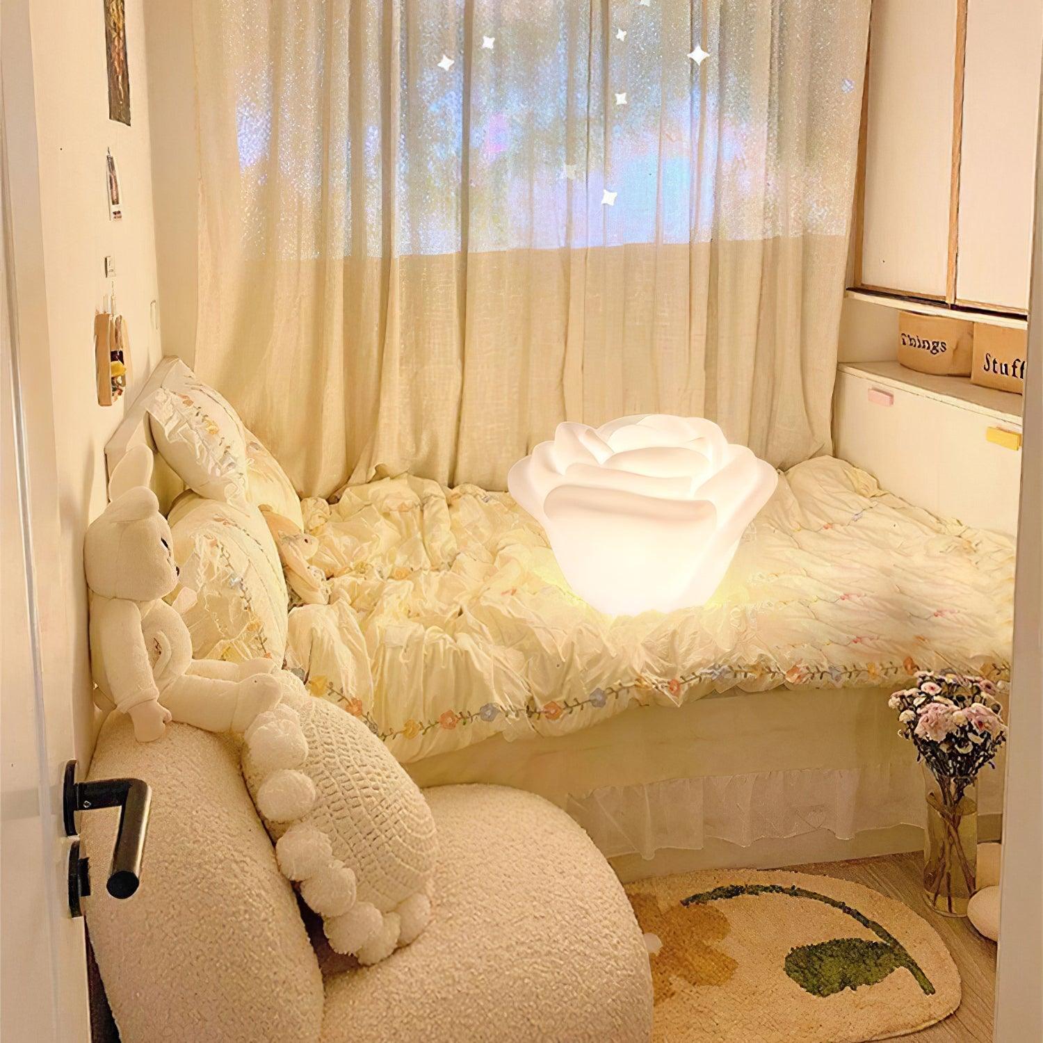 白いバラの形をしたLEDテーブルランプ