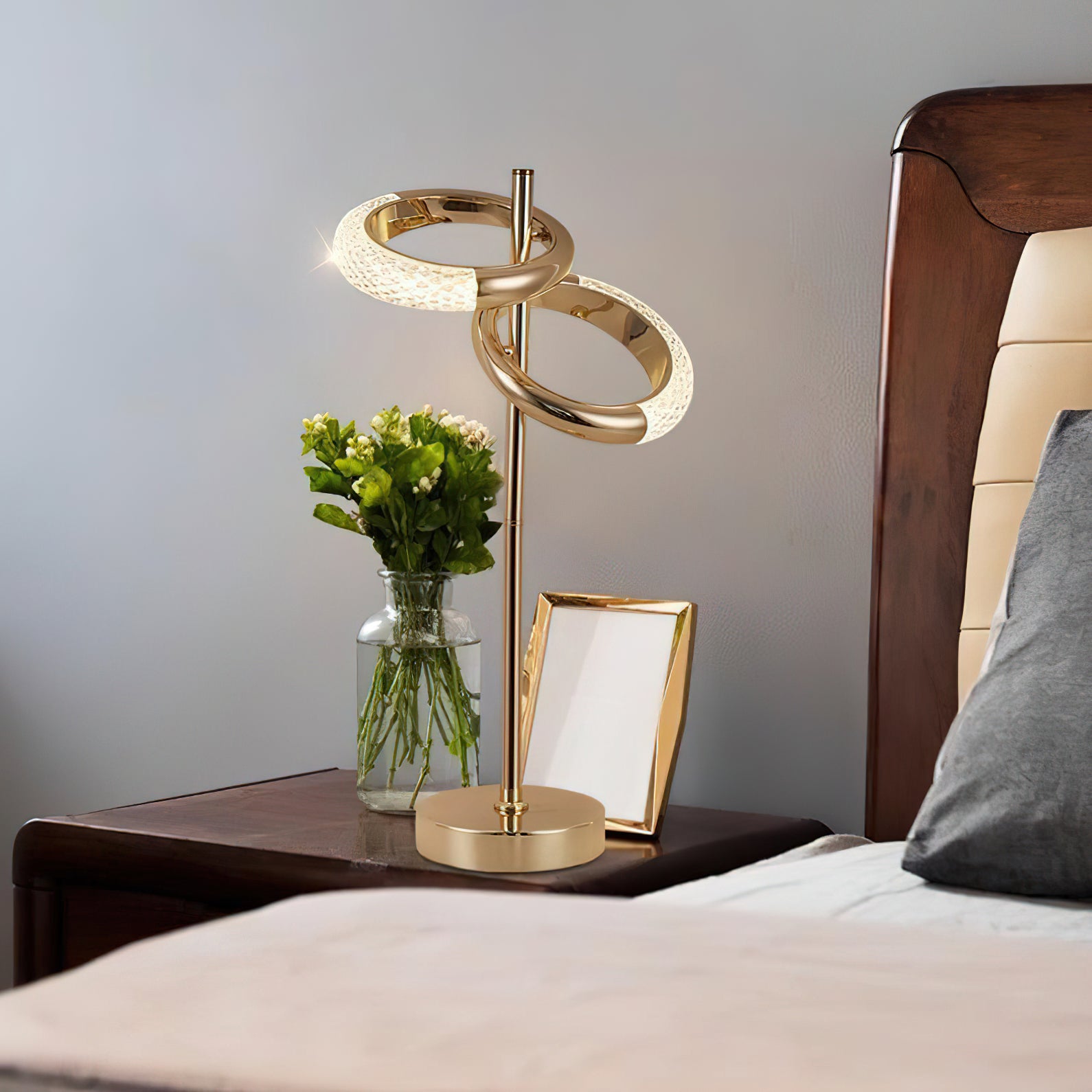 光沢のあるイヤリングのテーブルランプ