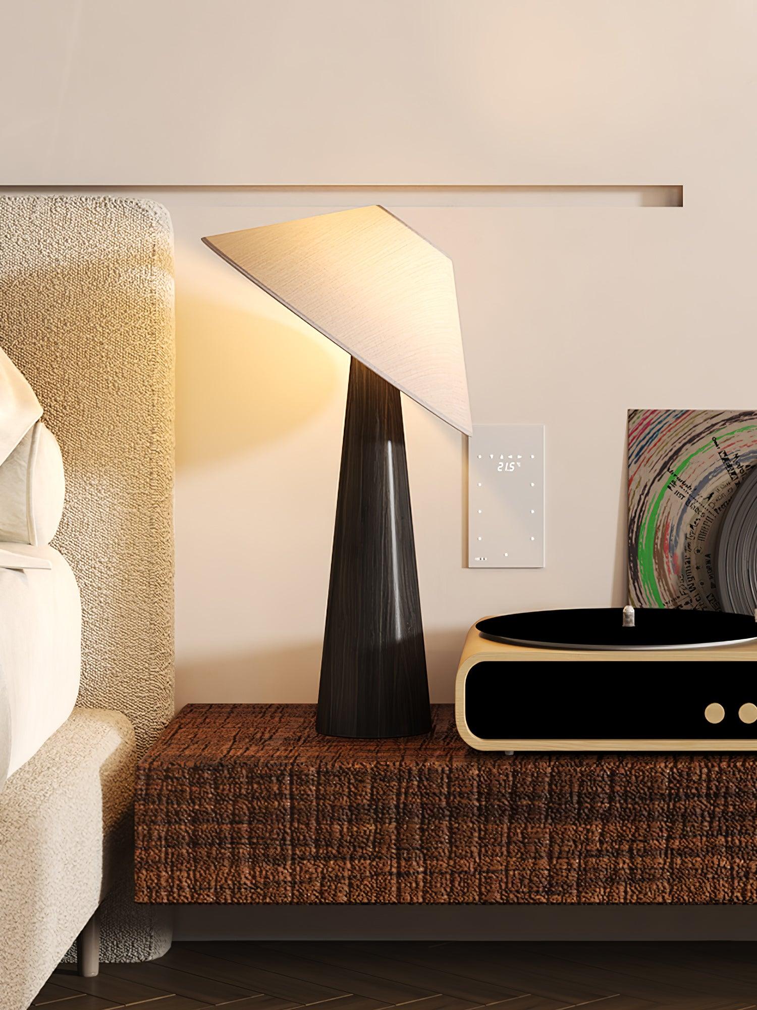 ティルトハット木製テーブルランプ