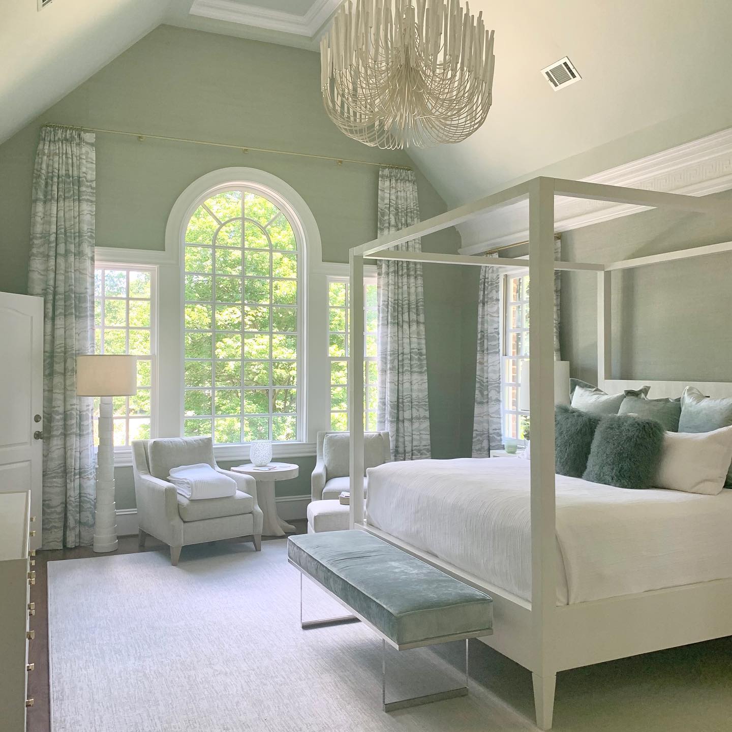 まばらな木の棒のシャンデリア