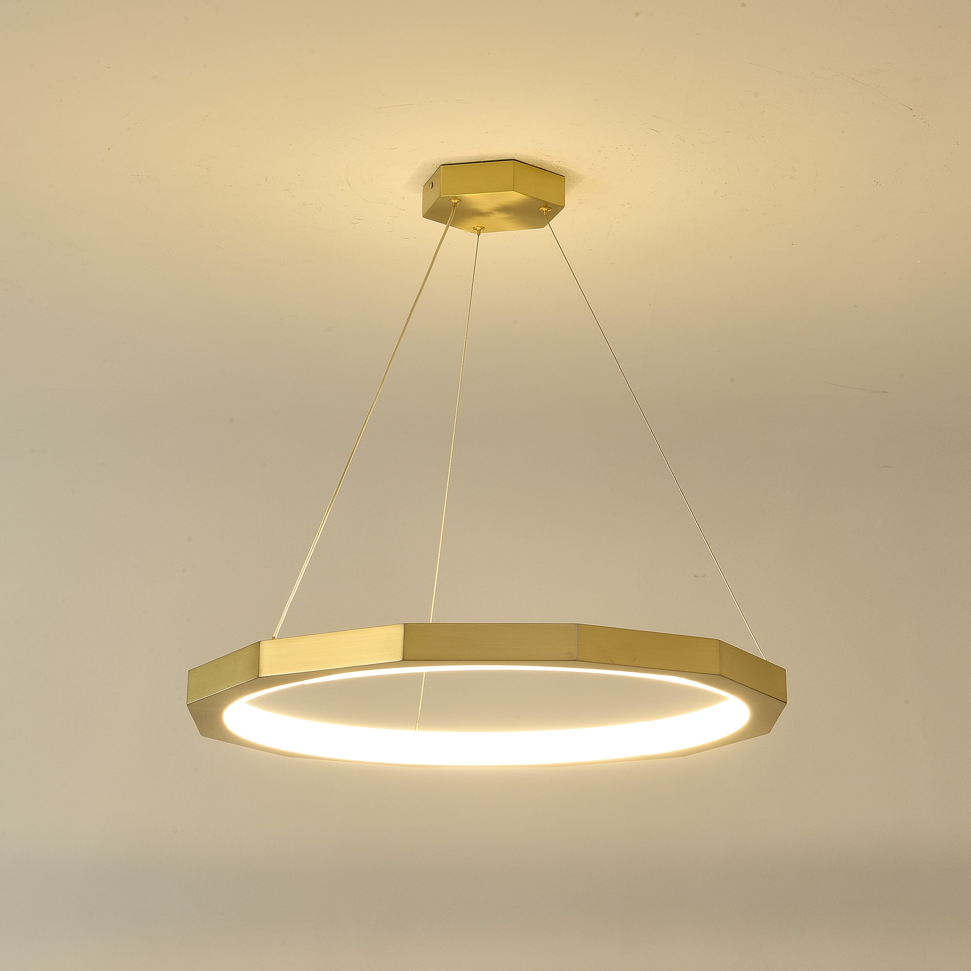 カラ・シャンデリア