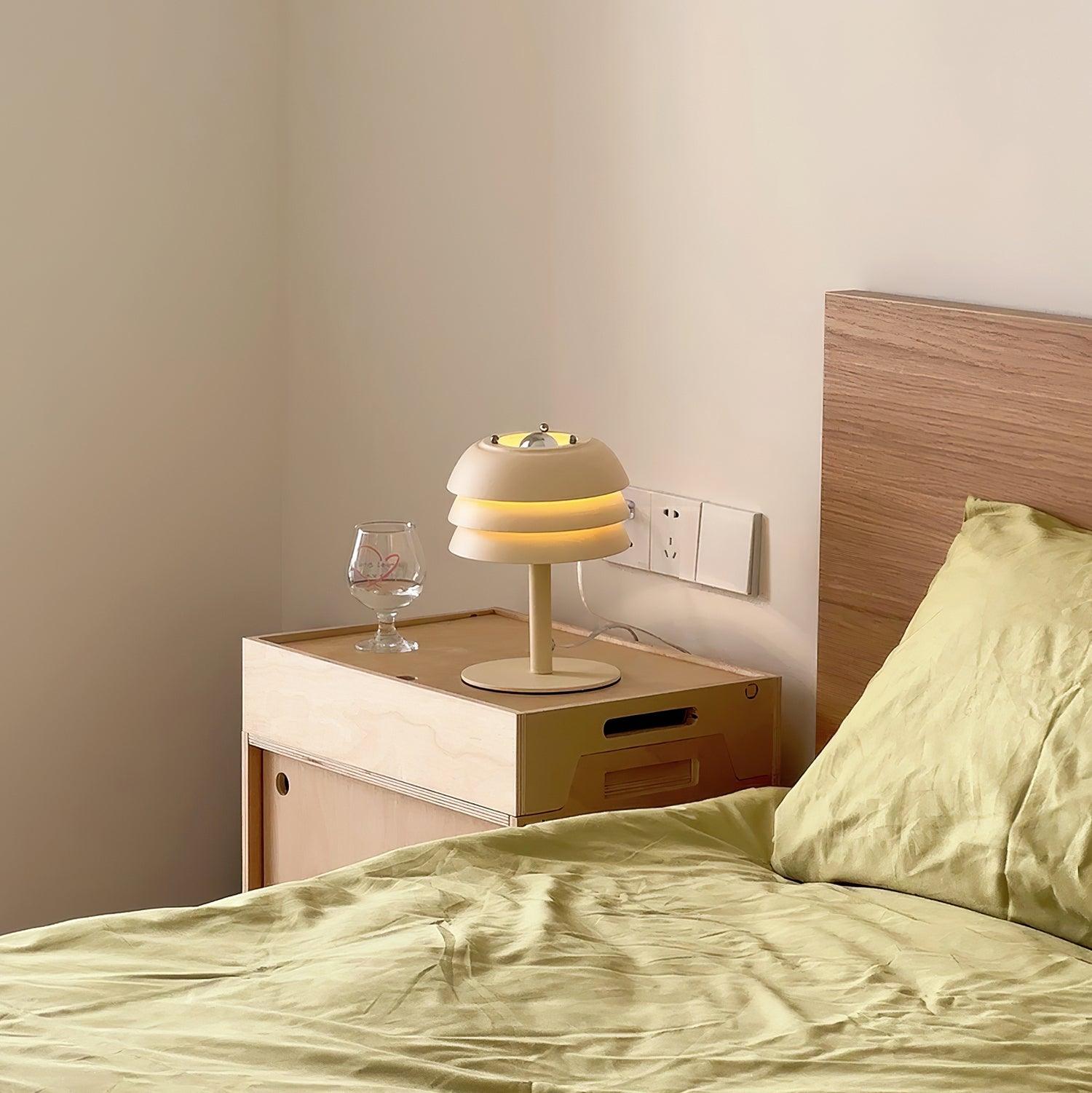 アウレンティ テーブルランプ