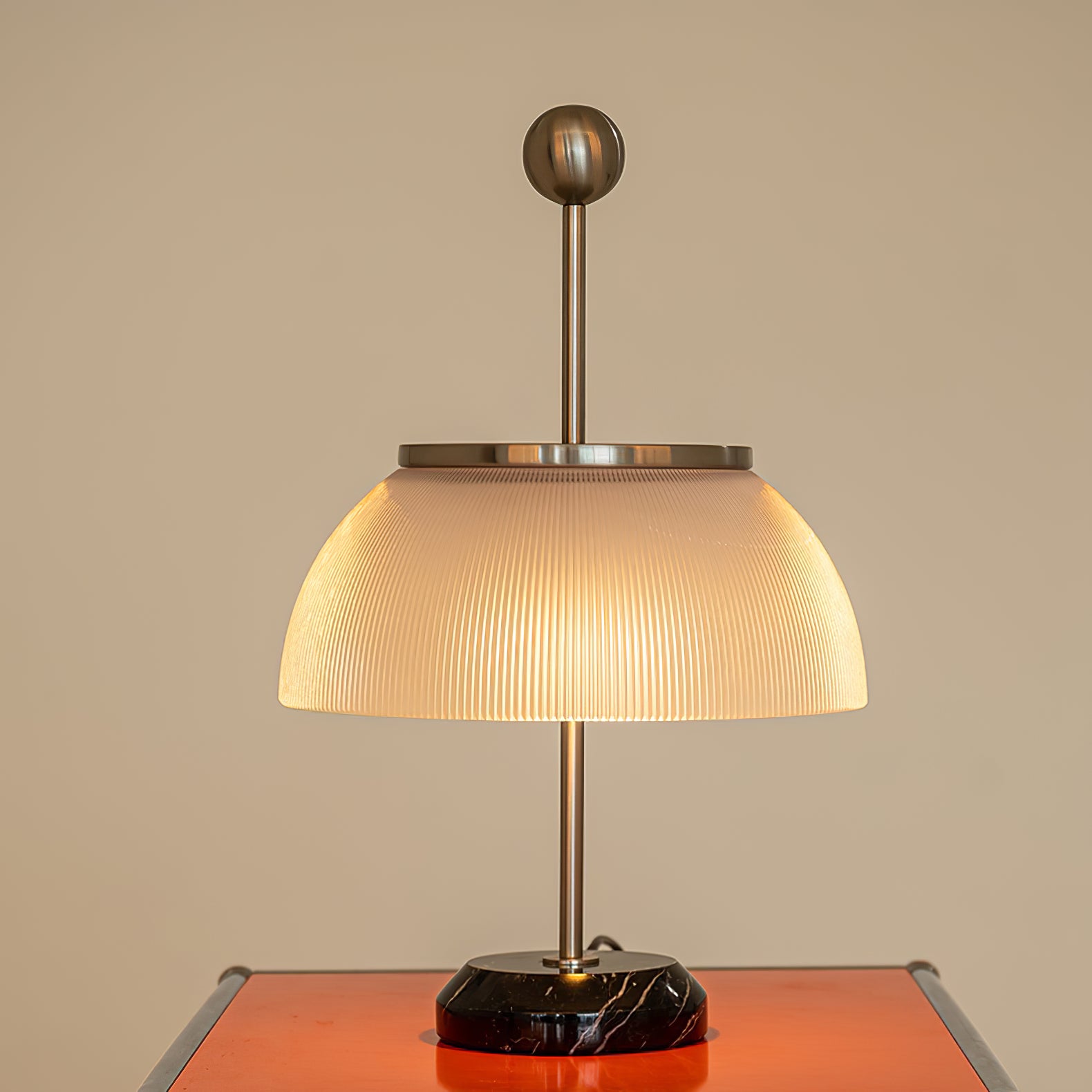 アルファ テーブルランプ