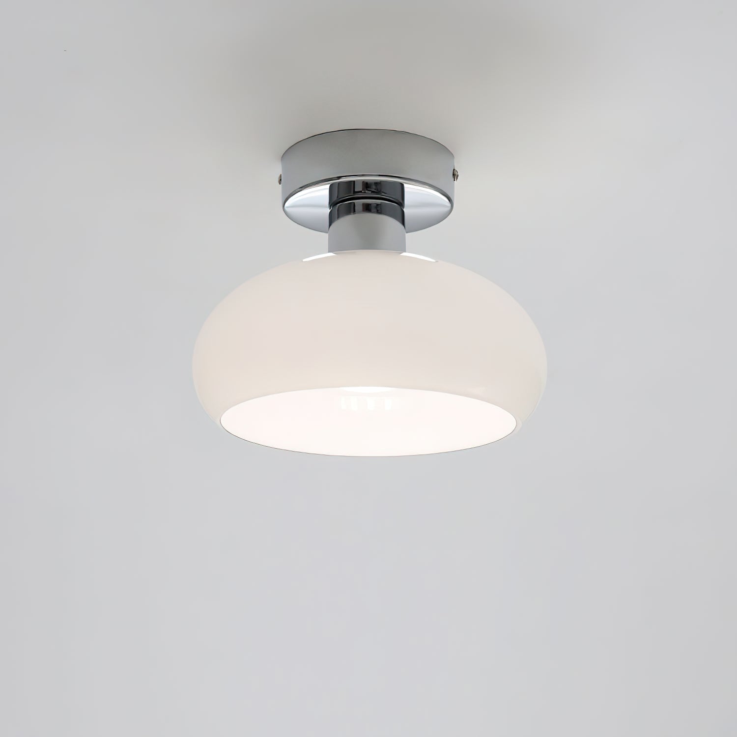 シンプルなクリーム色の天井ランプ