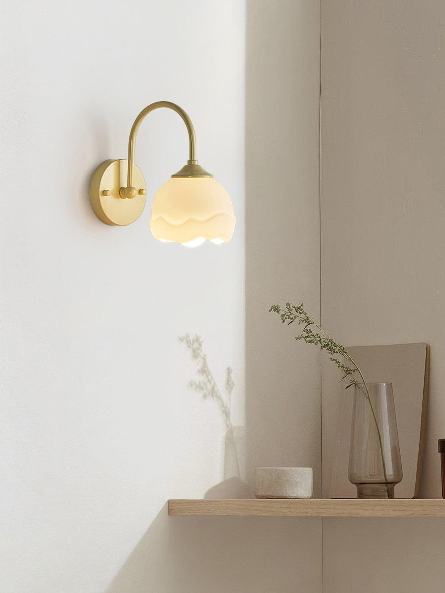 ミルクホワイトフローラルウォールランプ