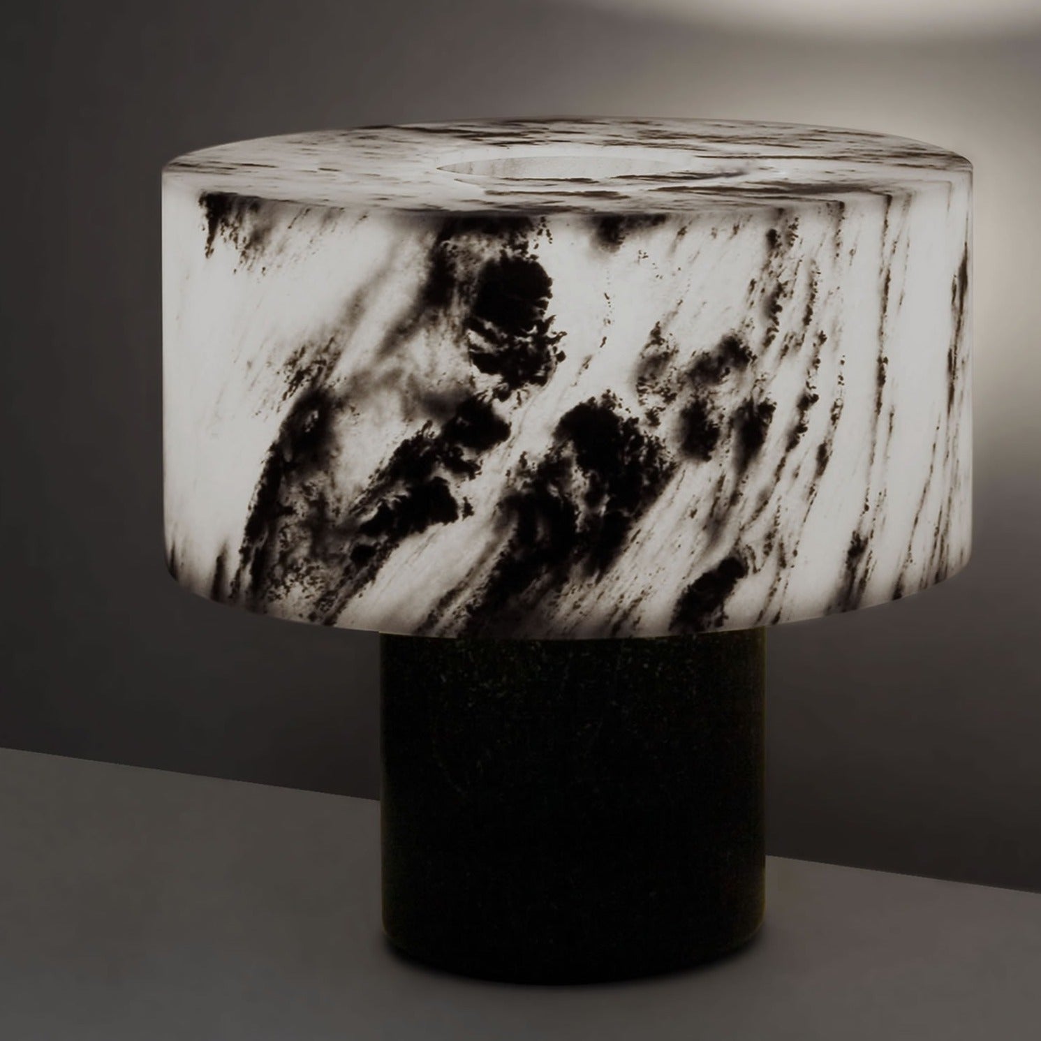 最初のテーブルランプ