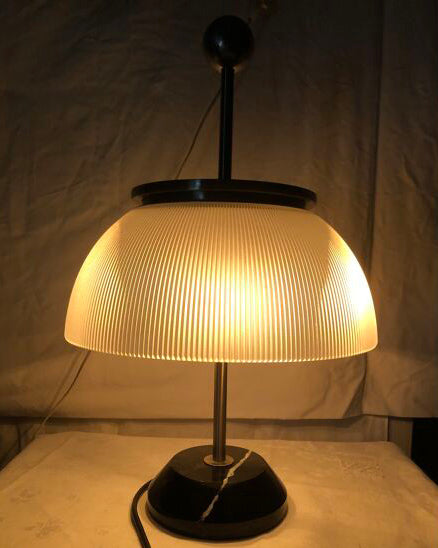 アルファ テーブルランプ