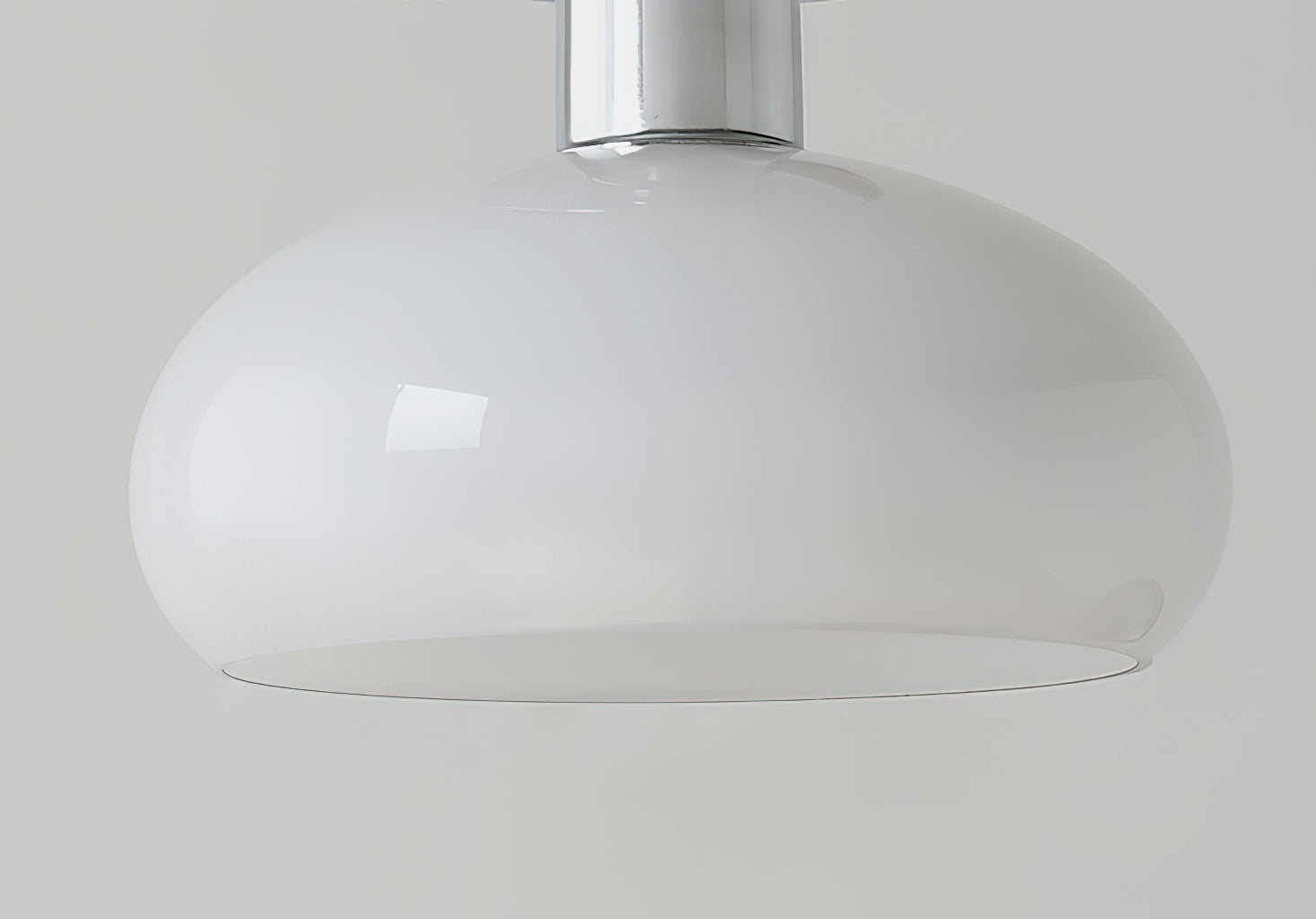 シンプルなクリーム色の天井ランプ