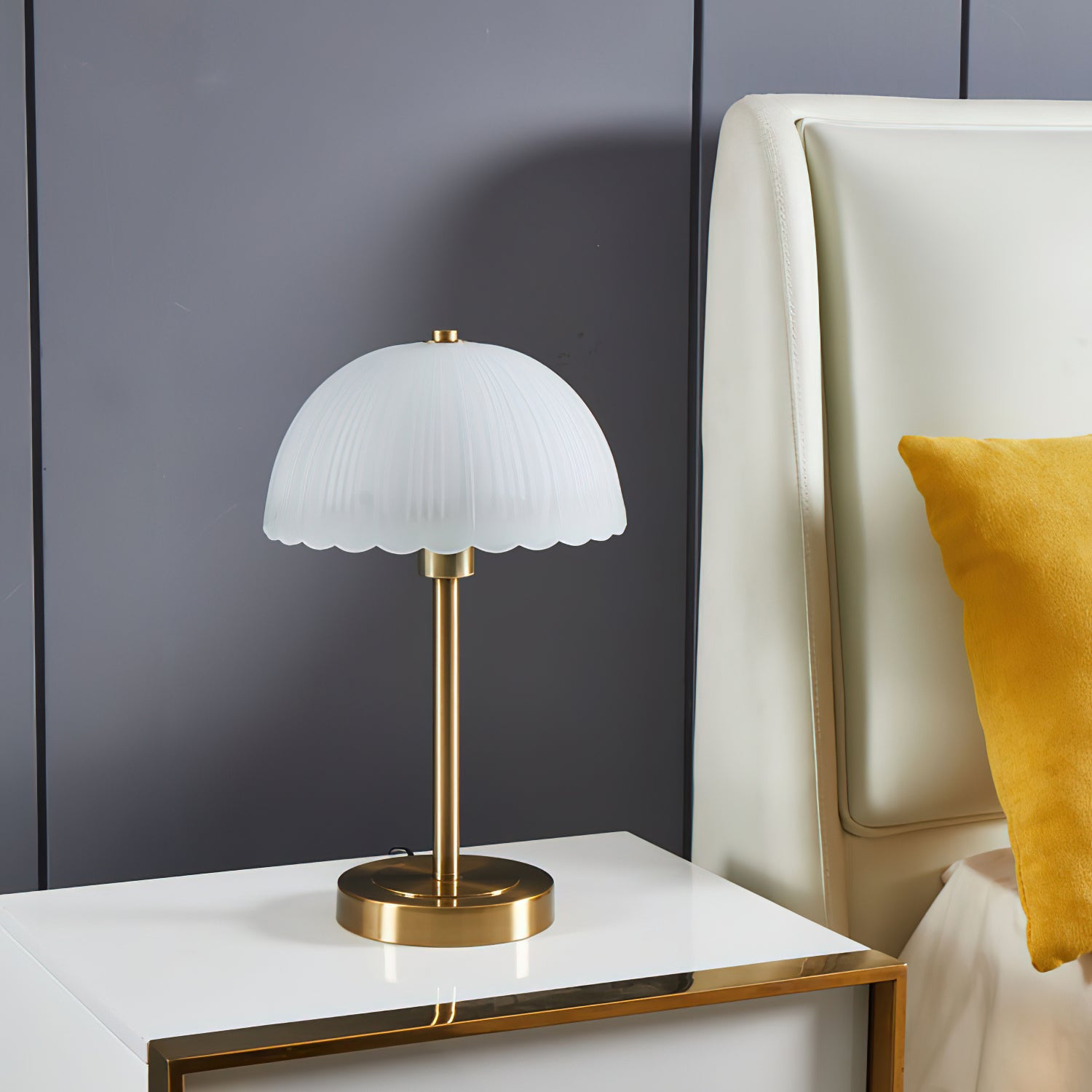 小さな傘型テーブルランプ