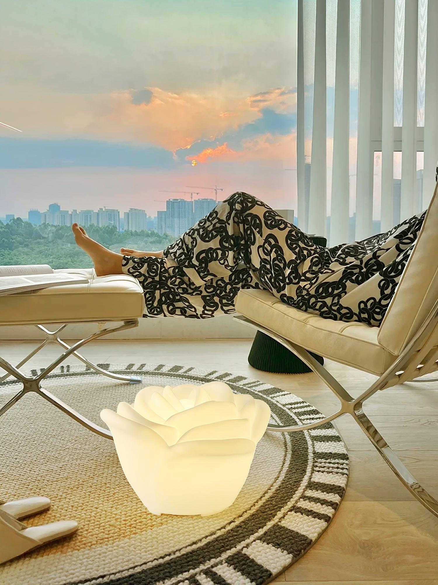 白いバラの形をしたLEDテーブルランプ