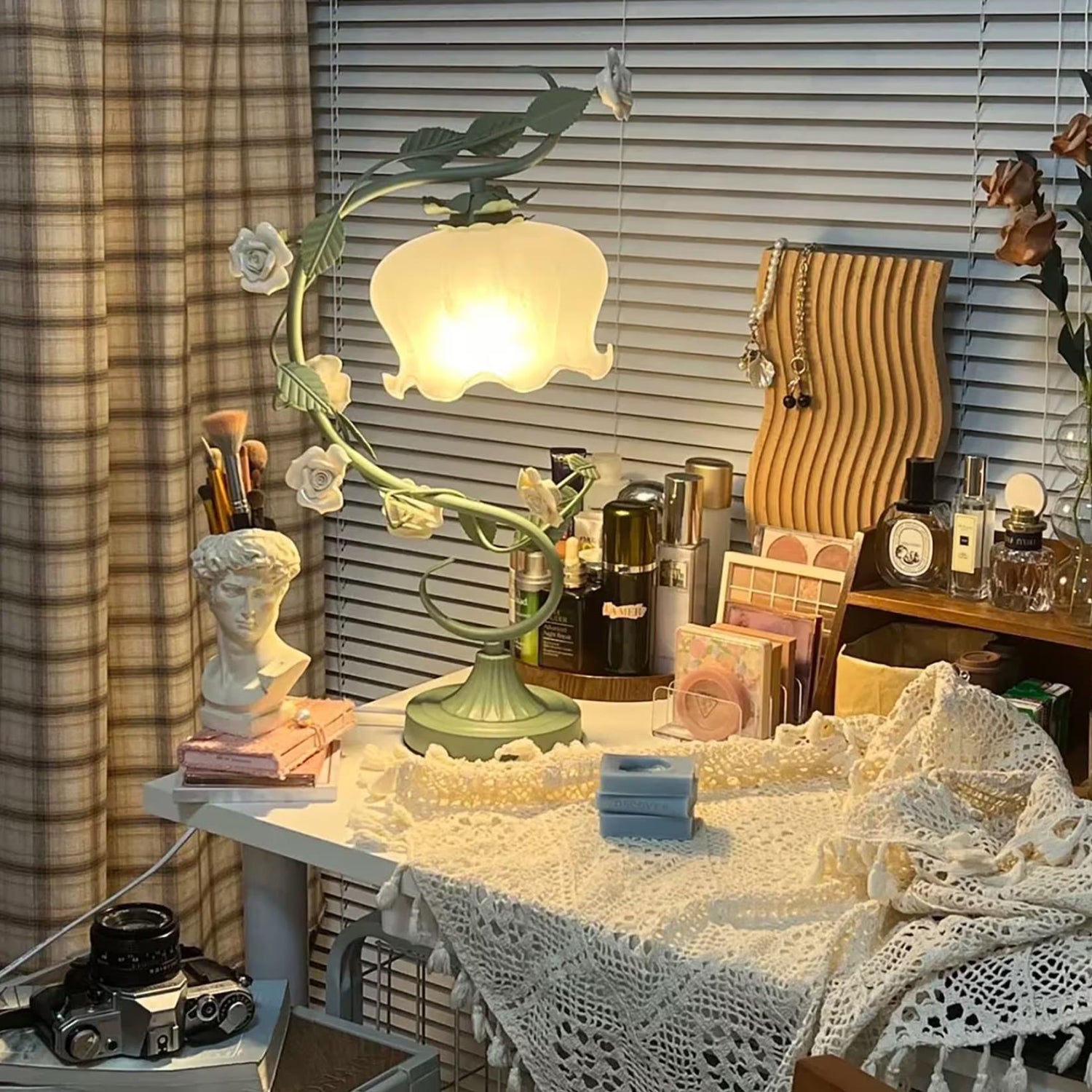 ホワイトローズアイアンテーブルランプ