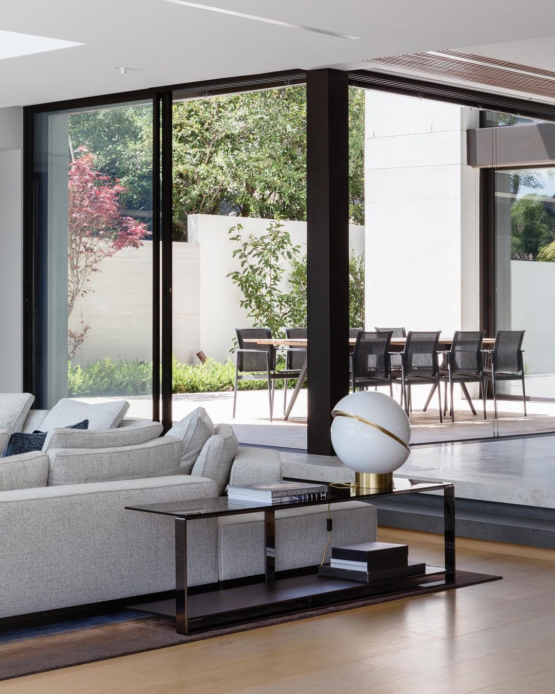 三日月型テーブルランプ