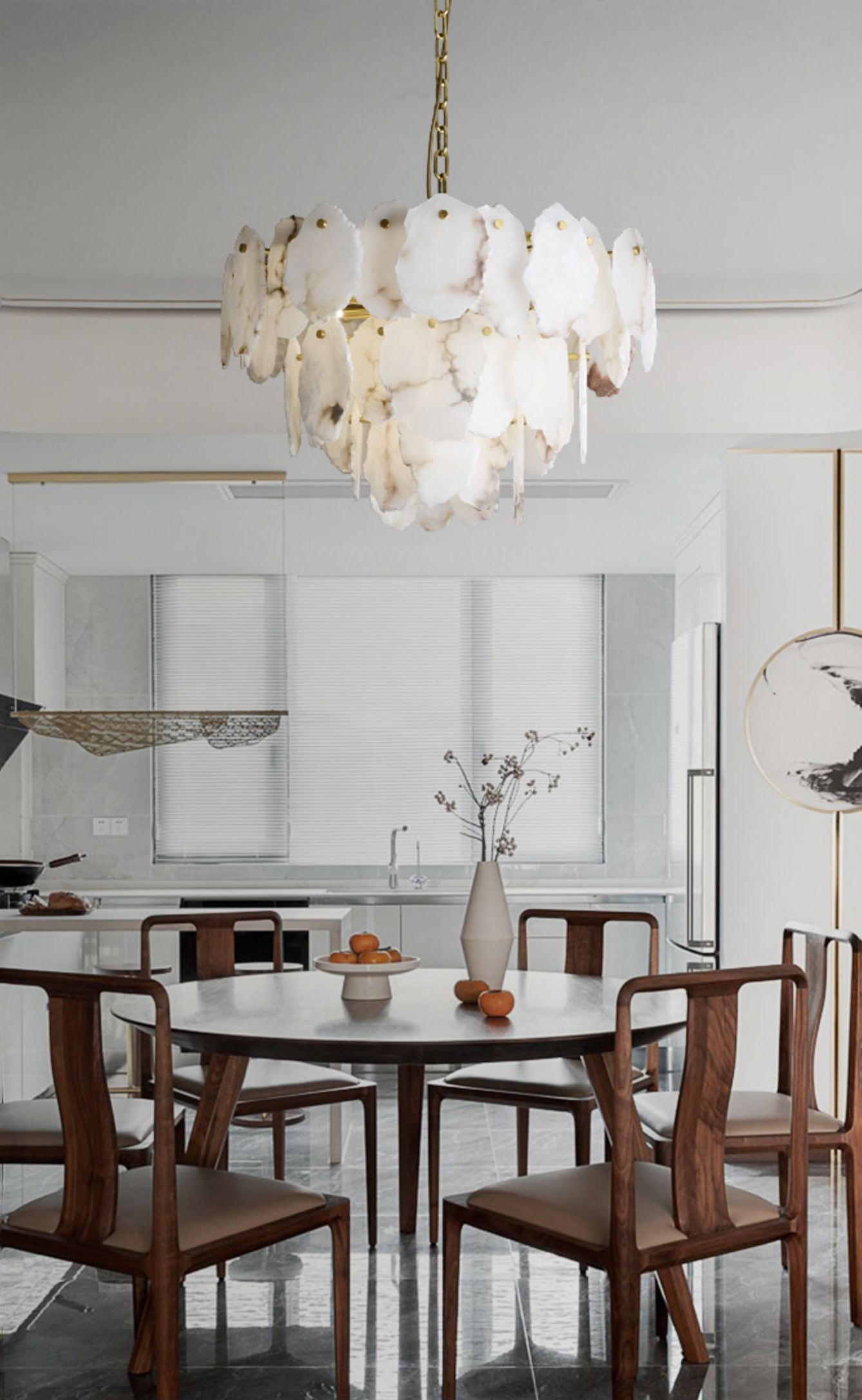 三日月形のアラバスターシャンデリア