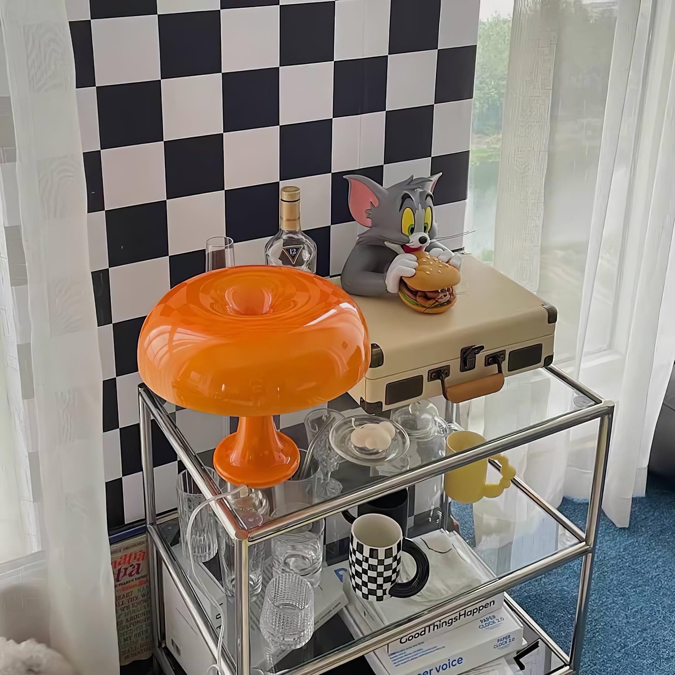 キノコの遊び心のあるテーブルランプ