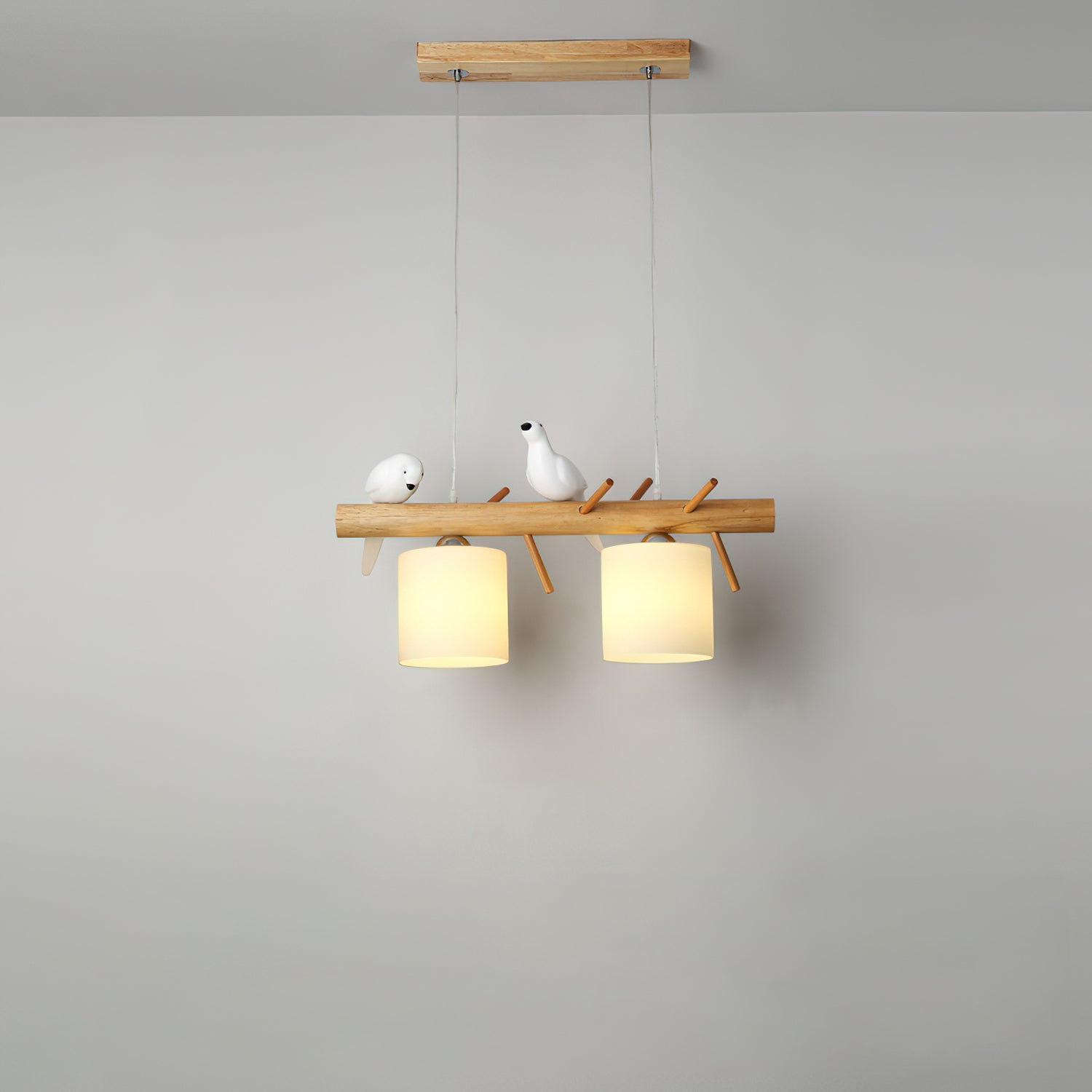 木製の鳥のシャンデリア