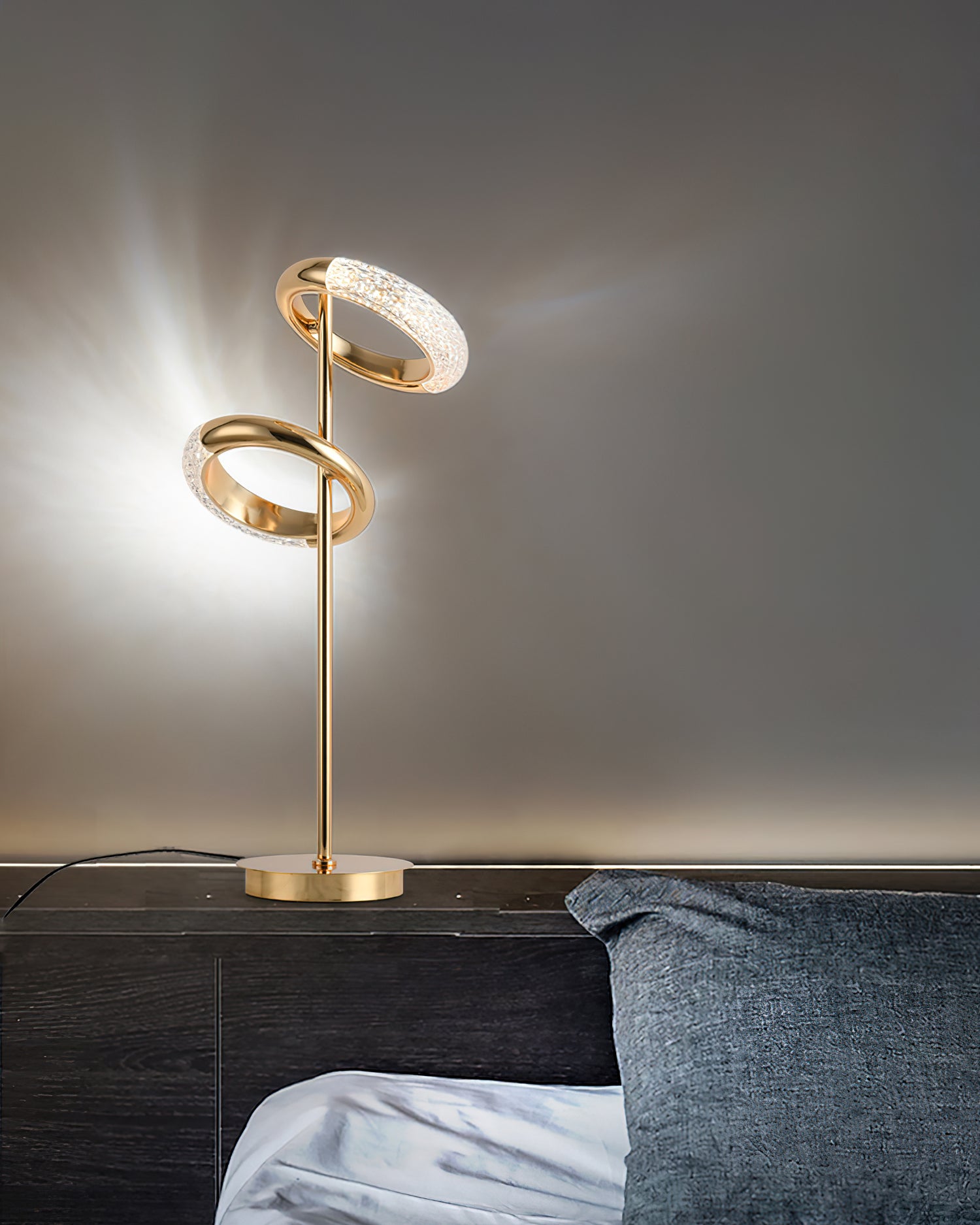 光沢のあるイヤリングのテーブルランプ