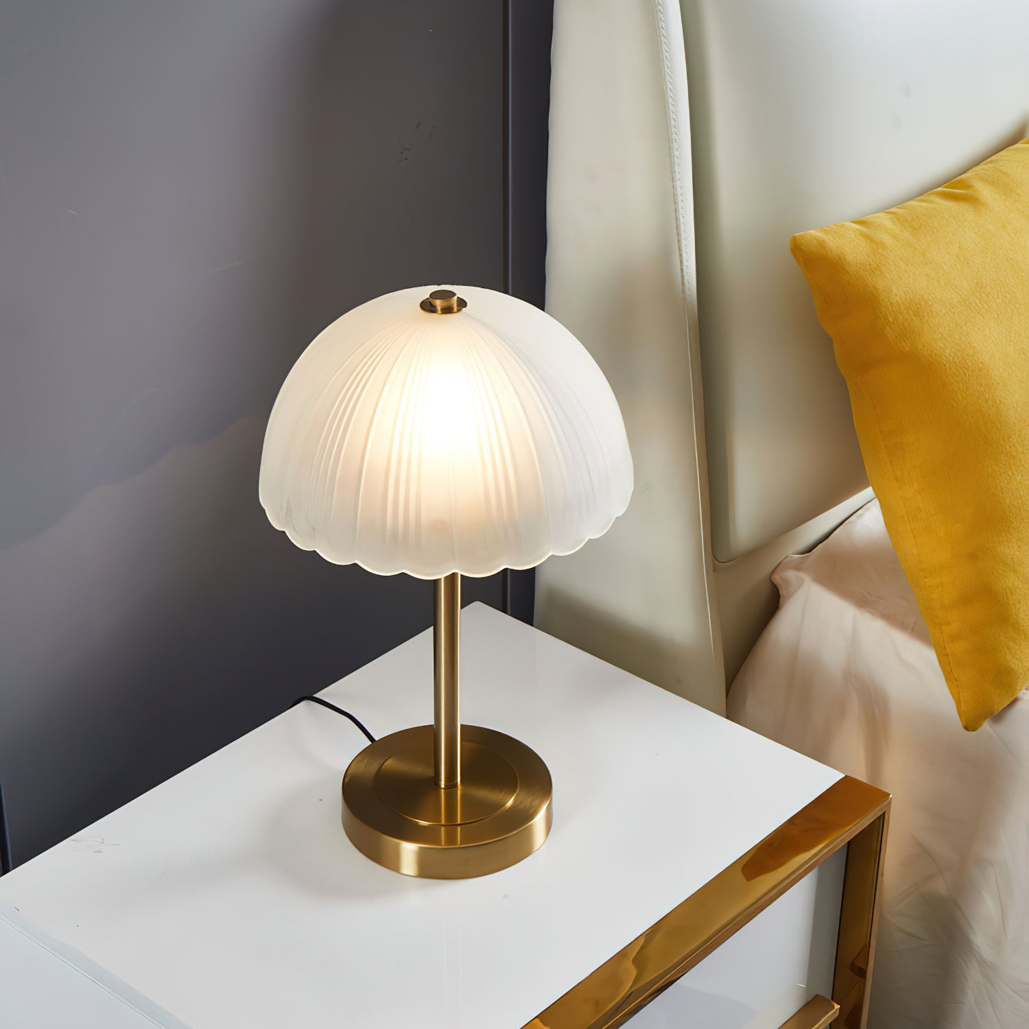 小さな傘型テーブルランプ