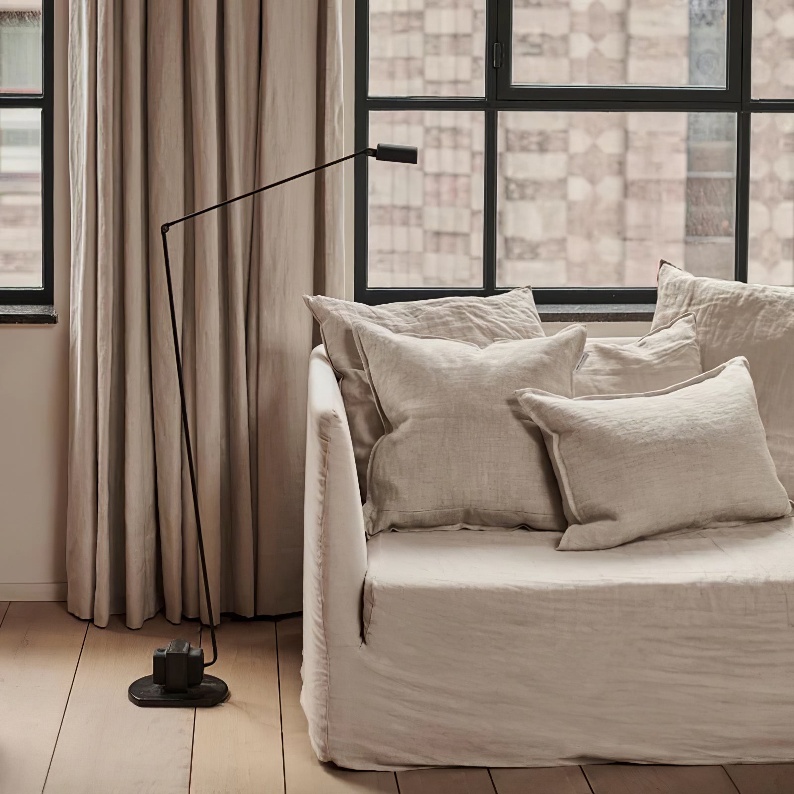 ダフィネス フロアランプ