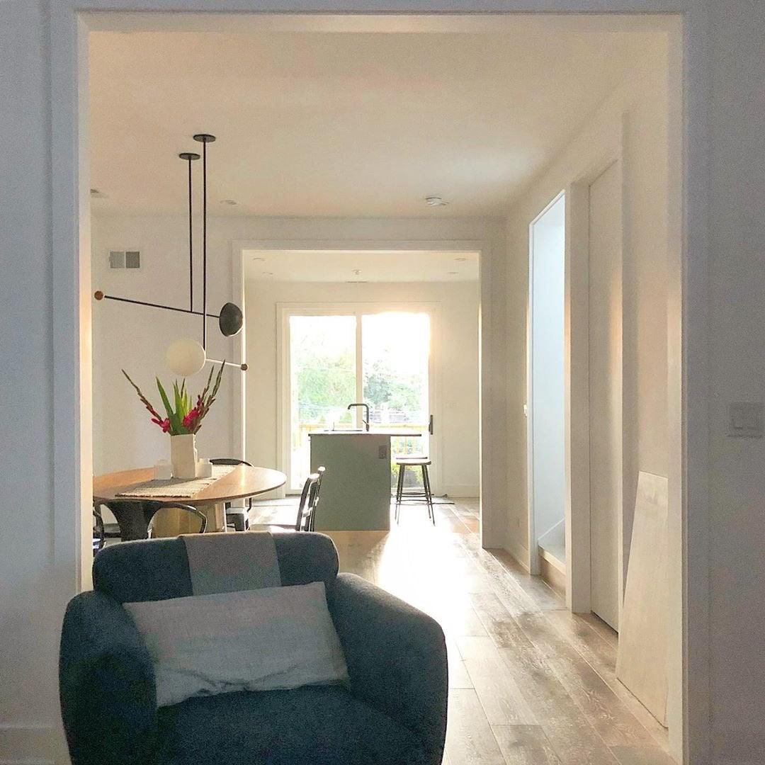 モダンなダイニングリビングルームのシャンデリア