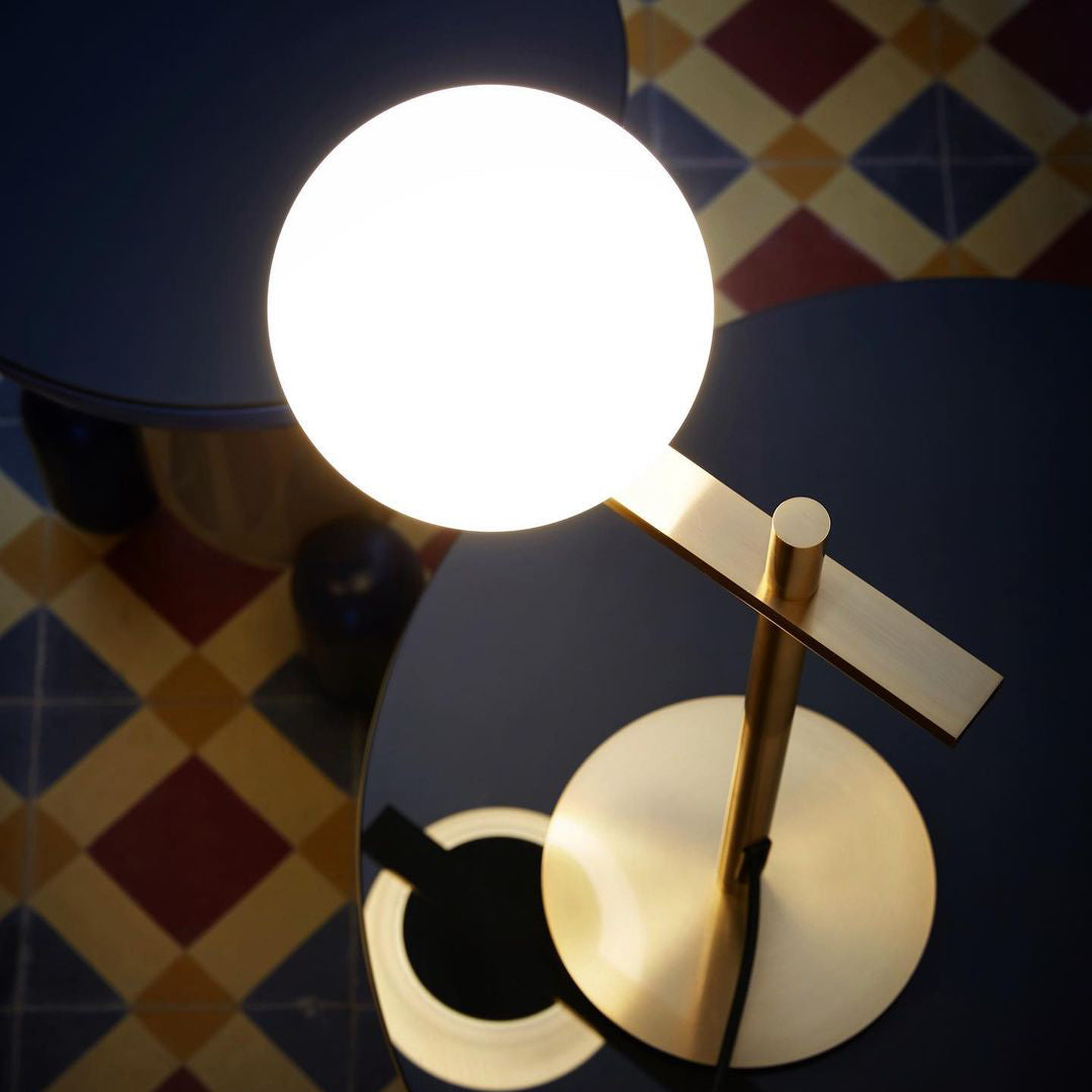 Circ 3725 テーブルランプ