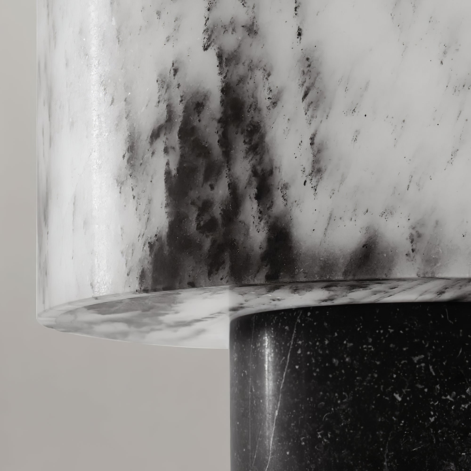 最初のテーブルランプ