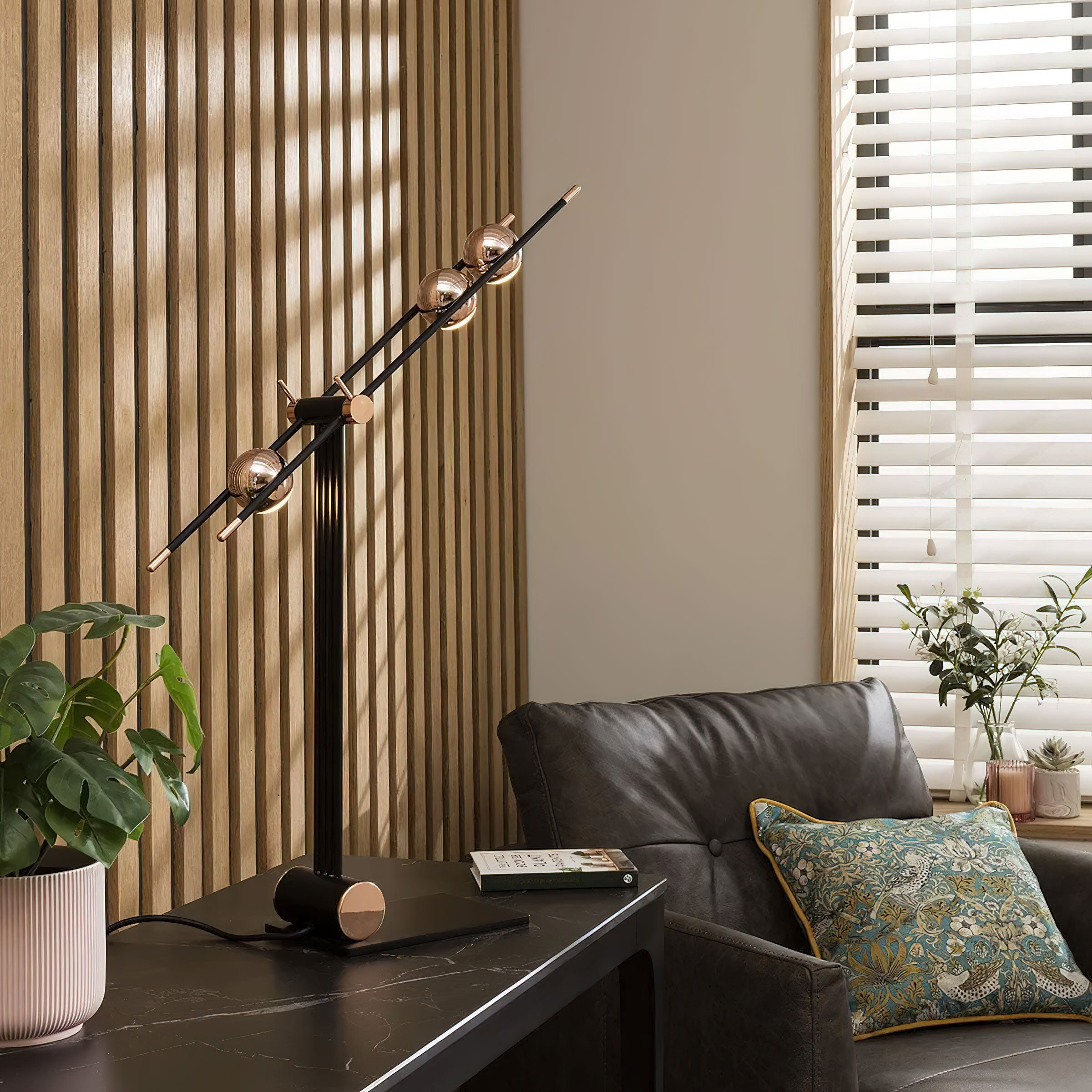 ローズゴールドビーズテーブルランプ