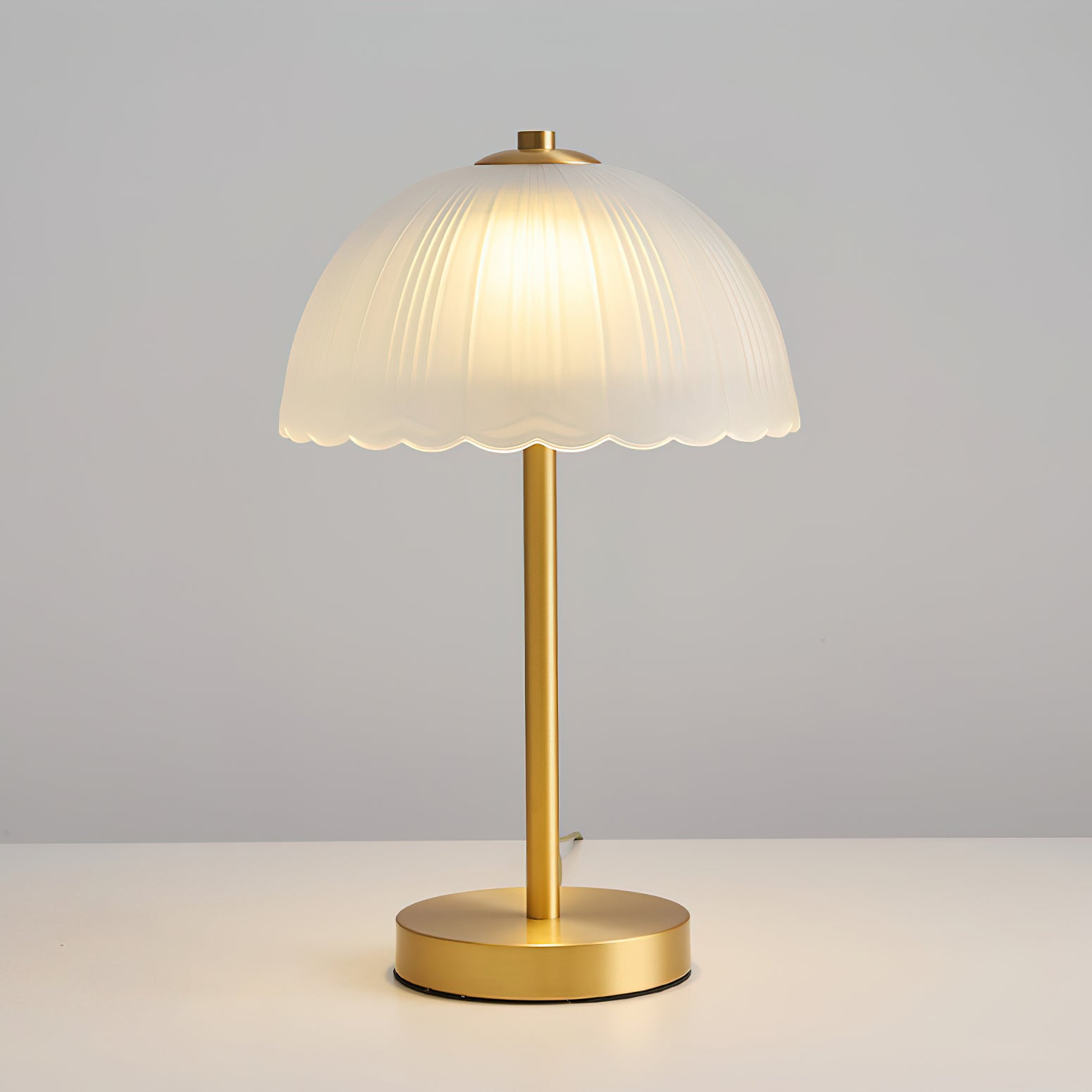 小さな傘型テーブルランプ