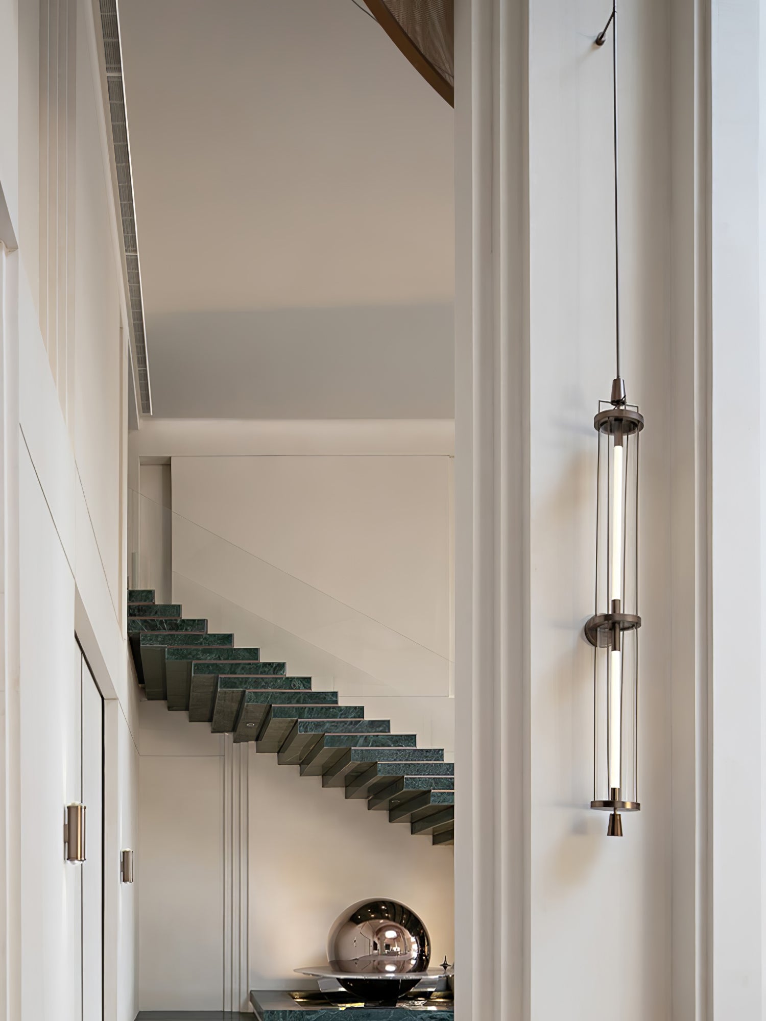 垂直壁取り付け用燭台