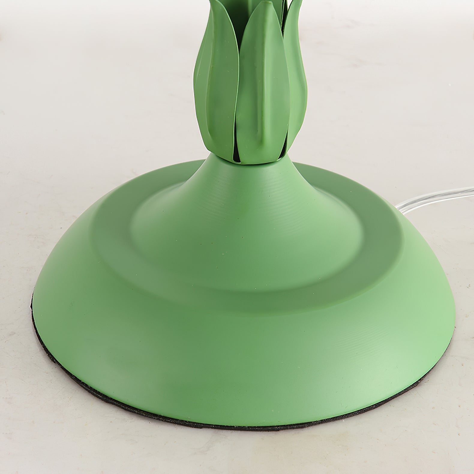 花の雰囲気のあるテーブルランプ