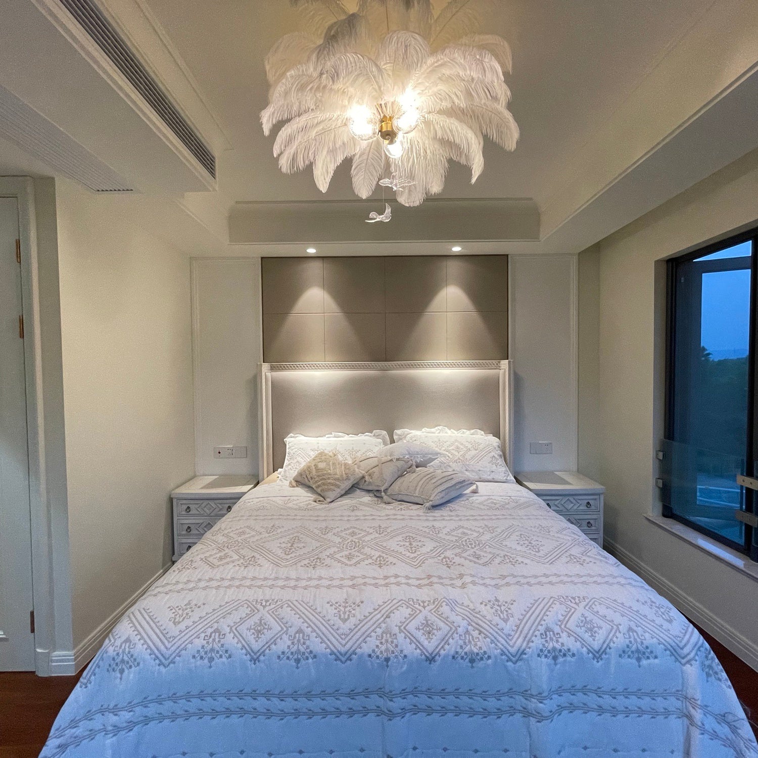 ダチョウの羽根のシャンデリア