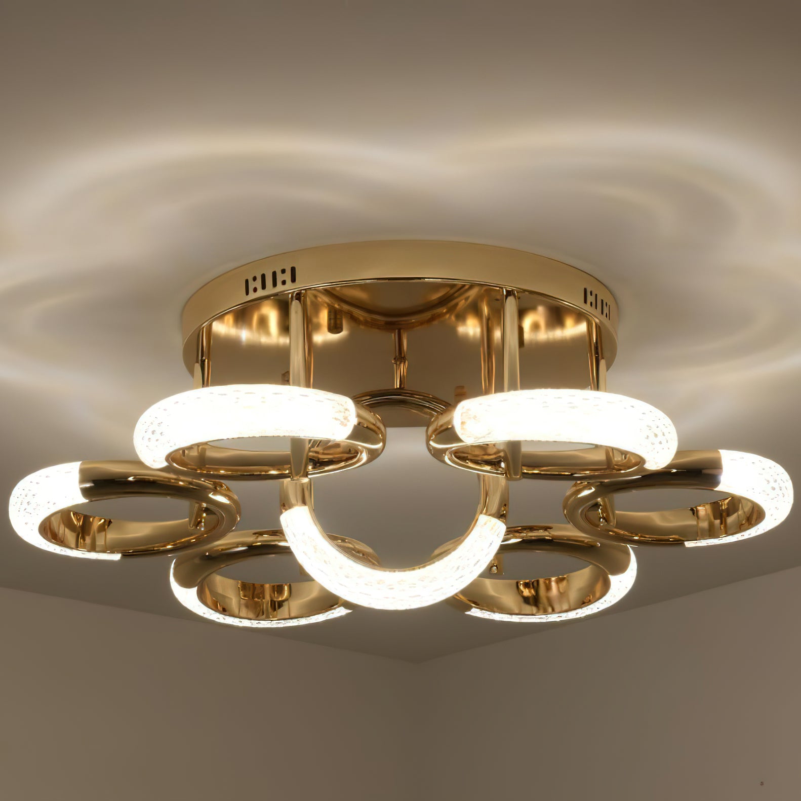 光沢のあるイヤリングの天井ランプ