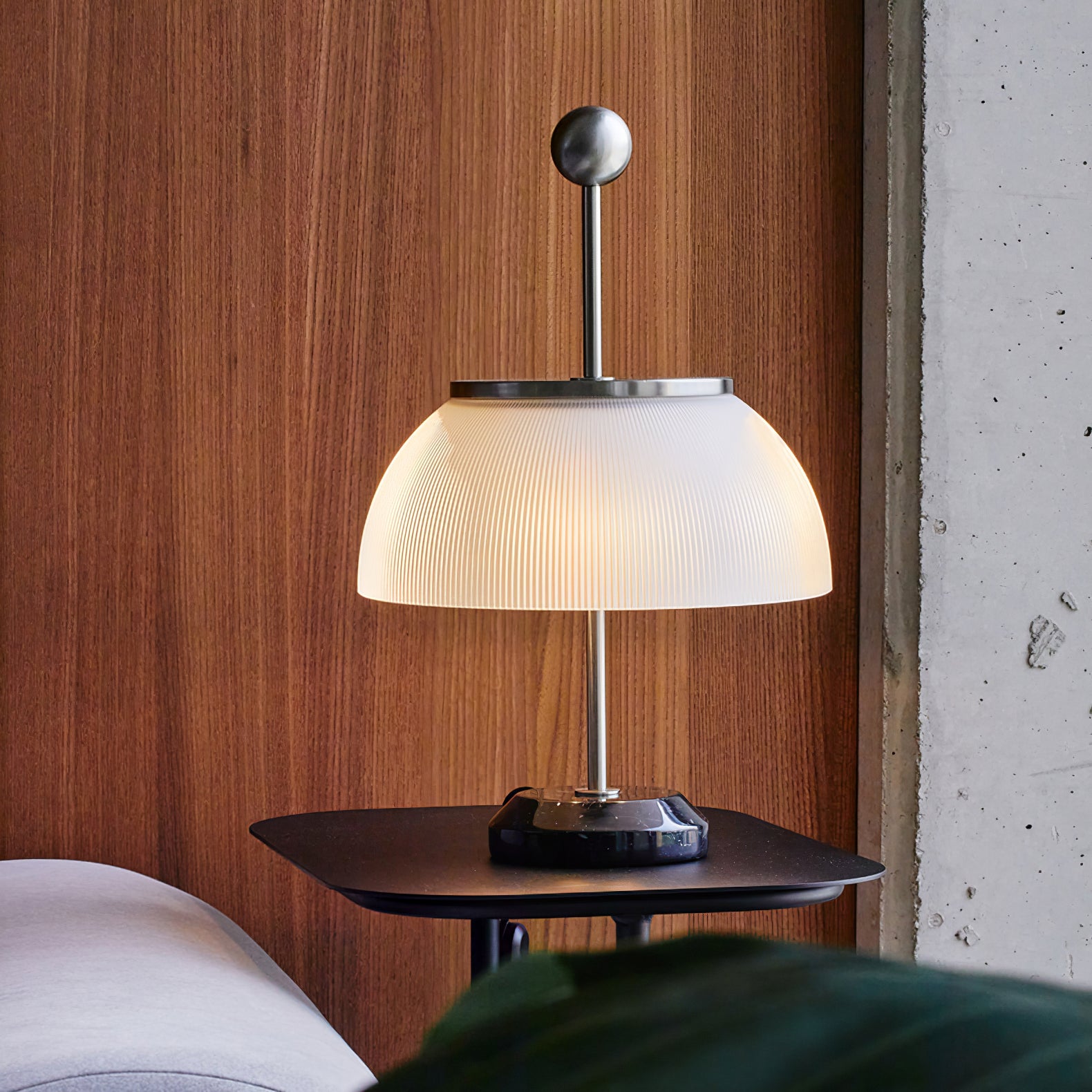 アルファ テーブルランプ