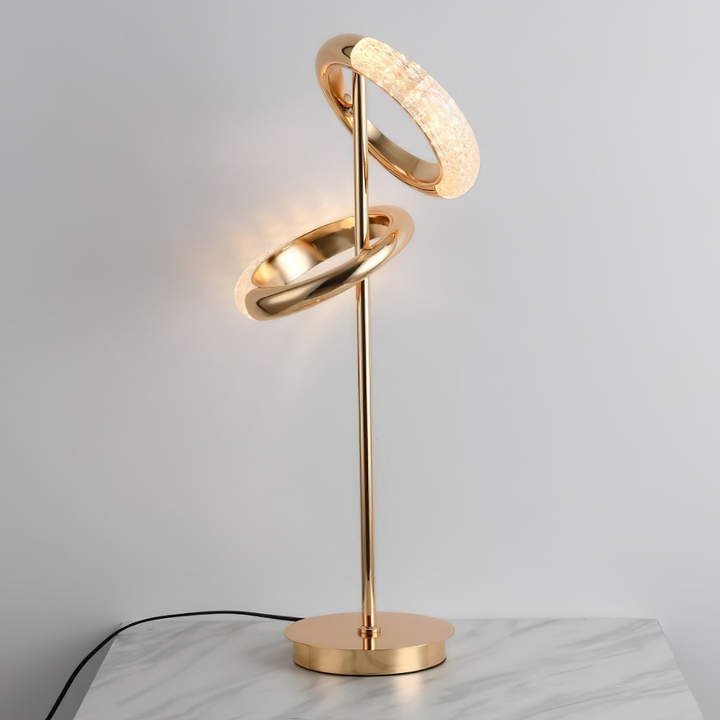 光沢のあるイヤリングのテーブルランプ