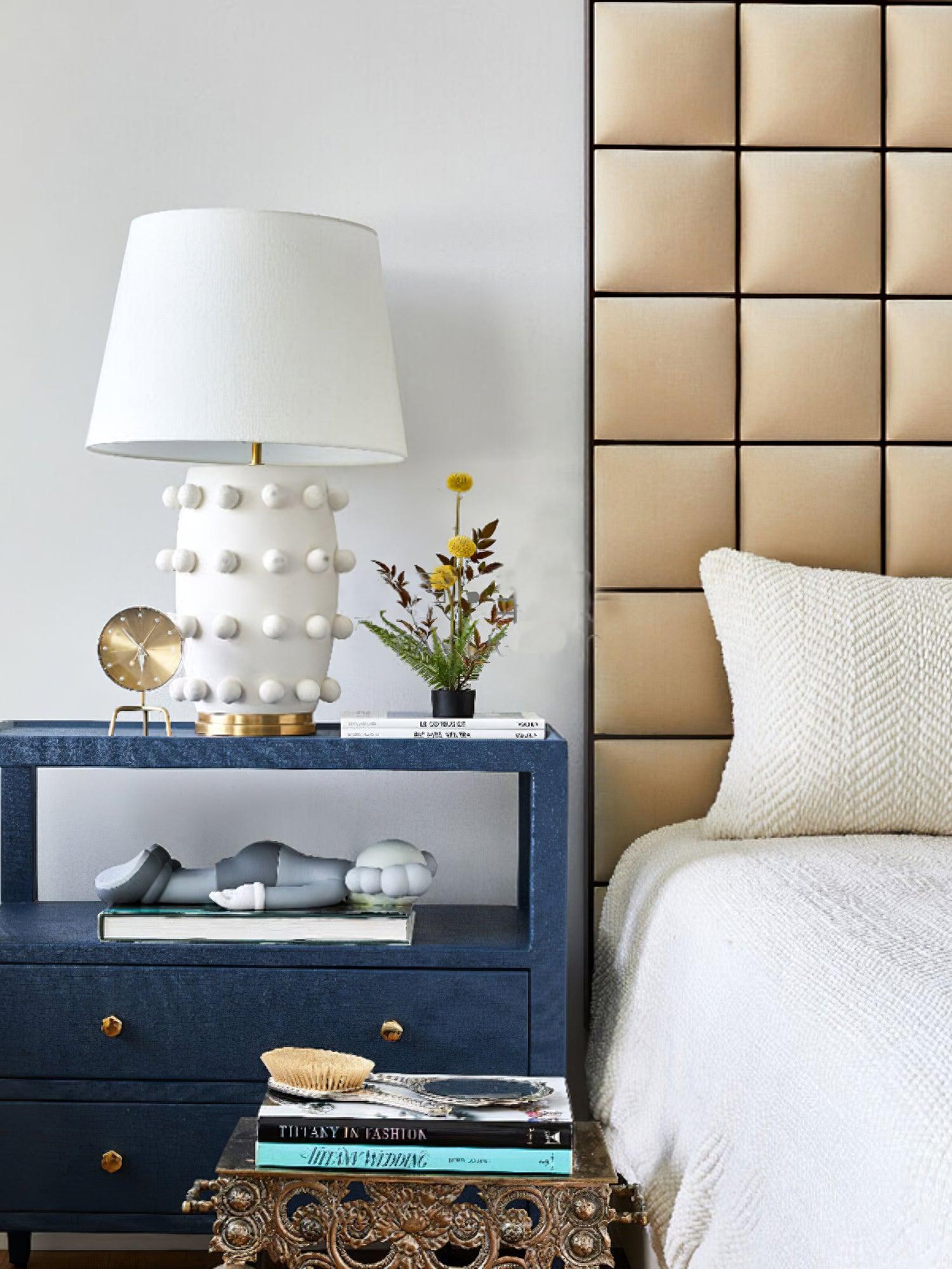 水玉模様の磁器テーブルランプ