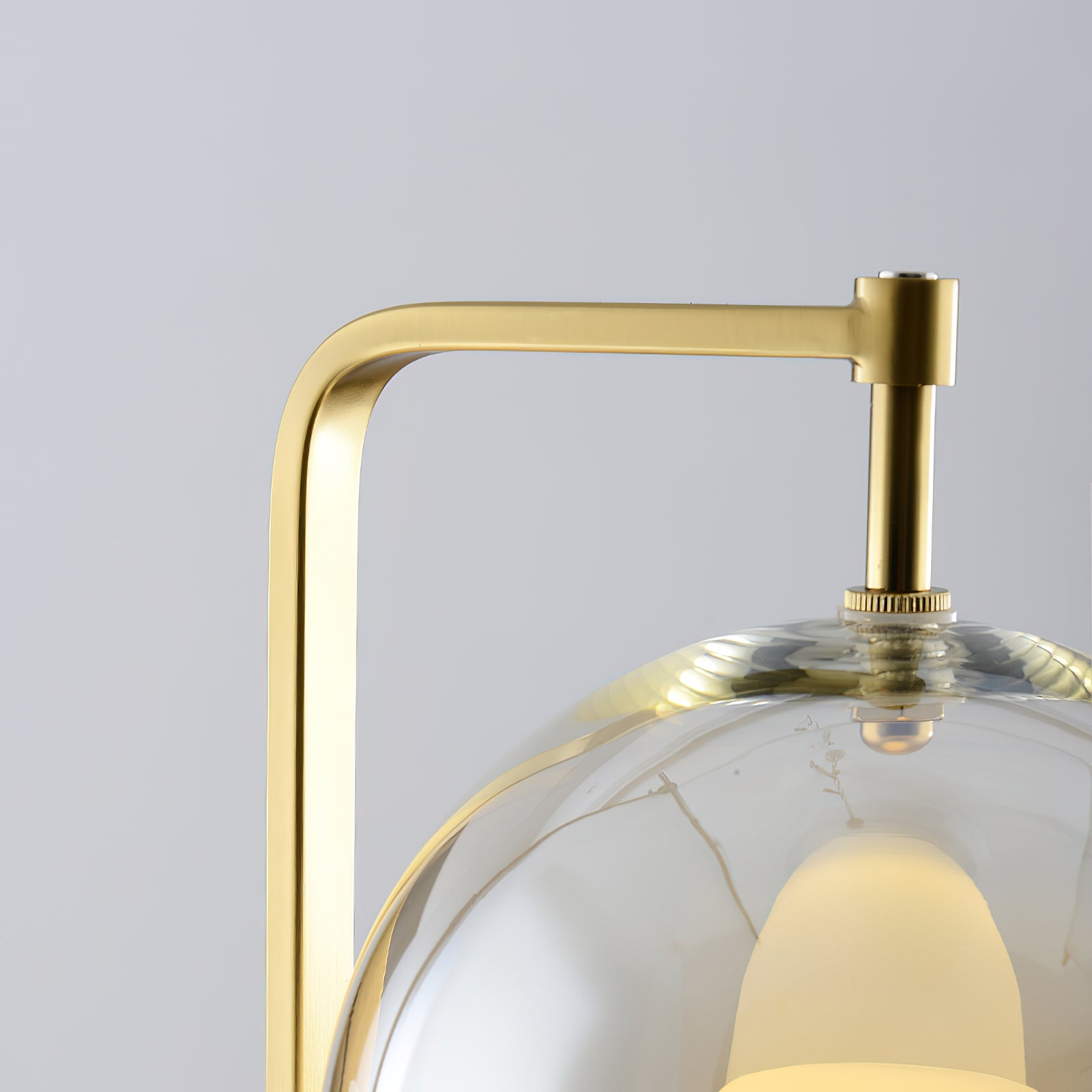 ゴールデンアイ テーブルランプ