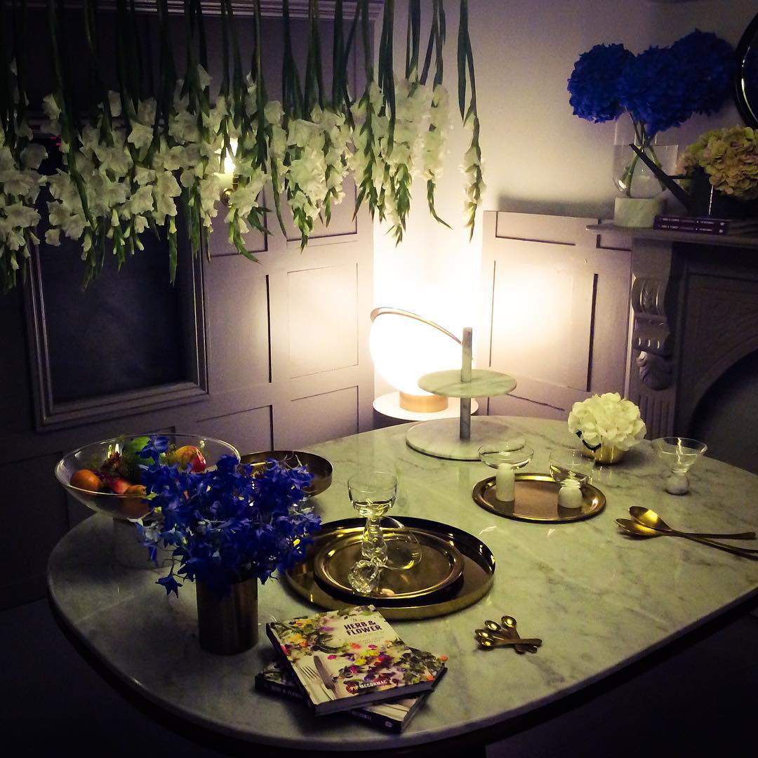 三日月型テーブルランプ