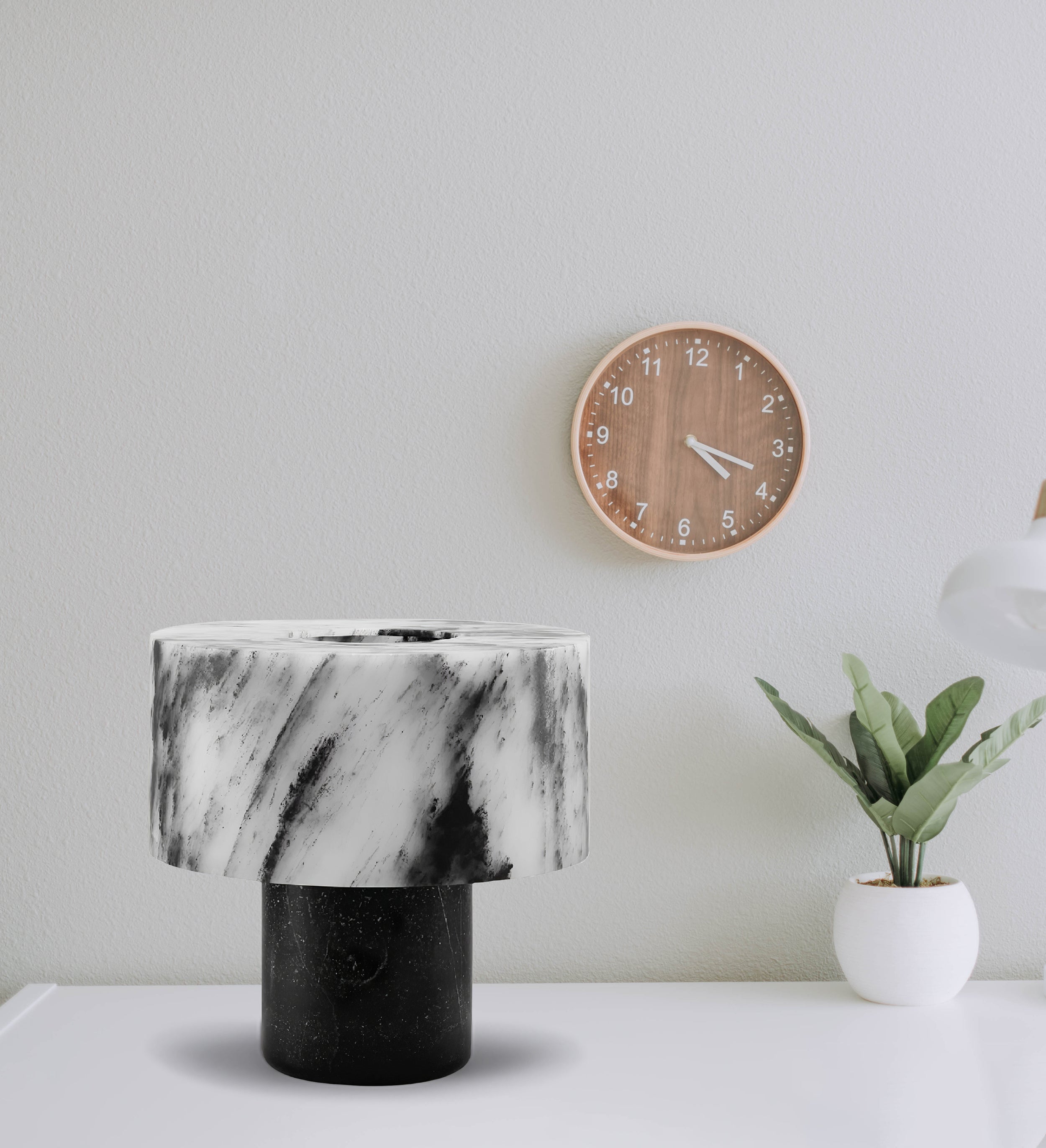 最初のテーブルランプ