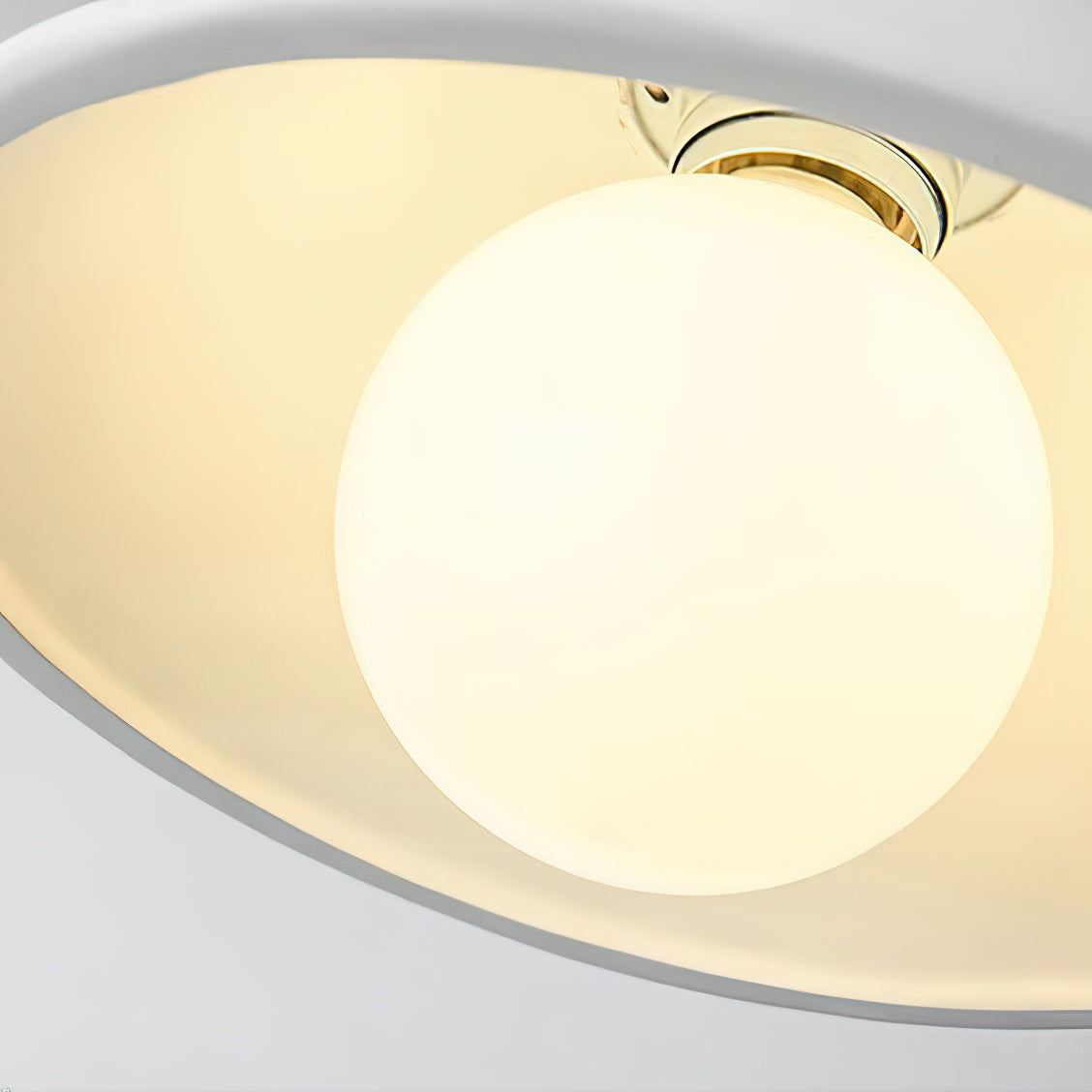 シンプルなクリーム色の天井ランプ