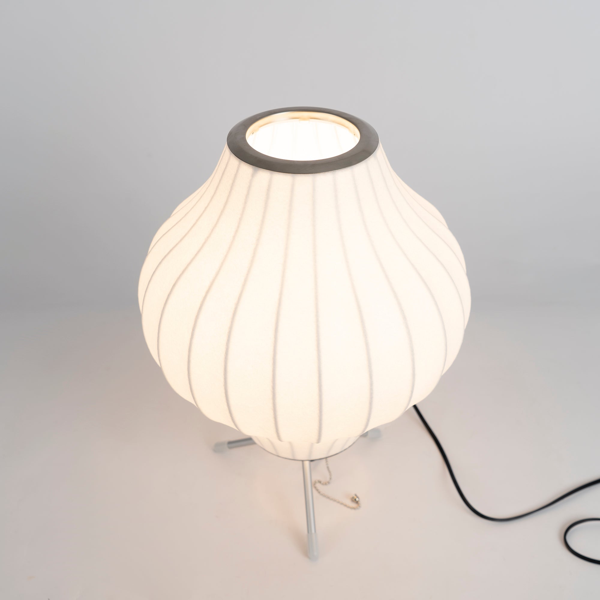 ネルソン三脚テーブルランプ