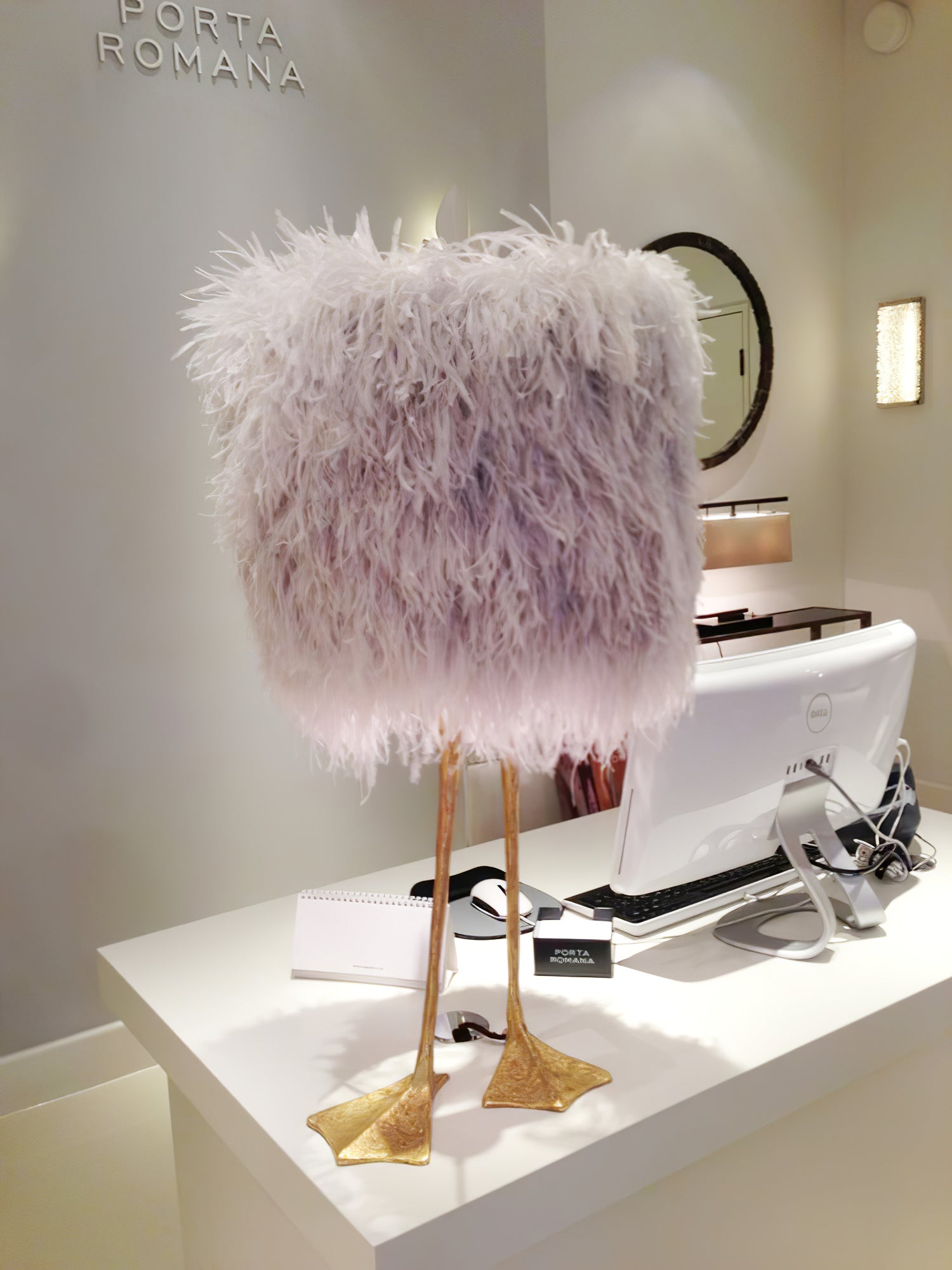 アヒルの足の羽根テーブルランプ