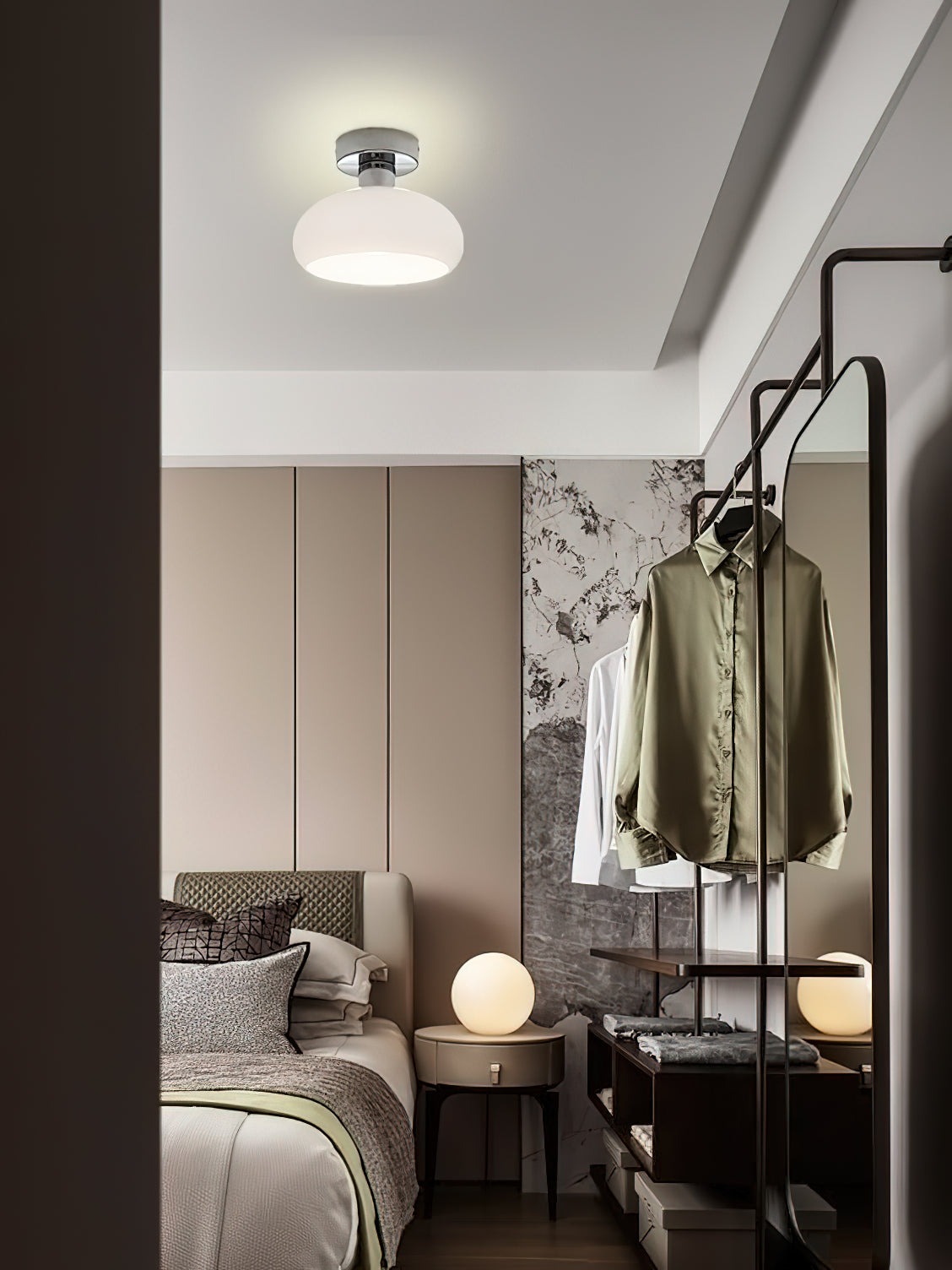 シンプルなクリーム色の天井ランプ